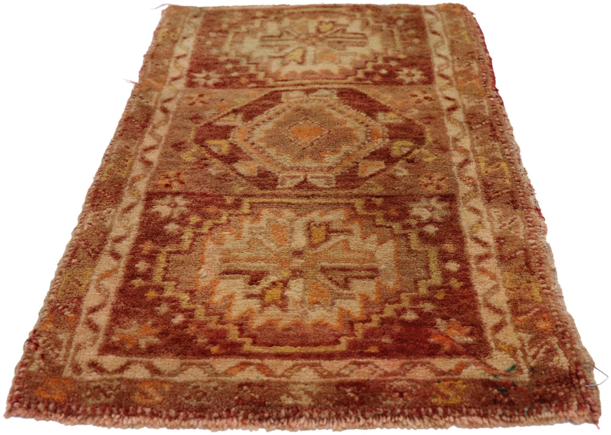 Türkischer Vintage-Teppich, Anatolian Enchantment Meets Stylish Durability (Oushak) im Angebot