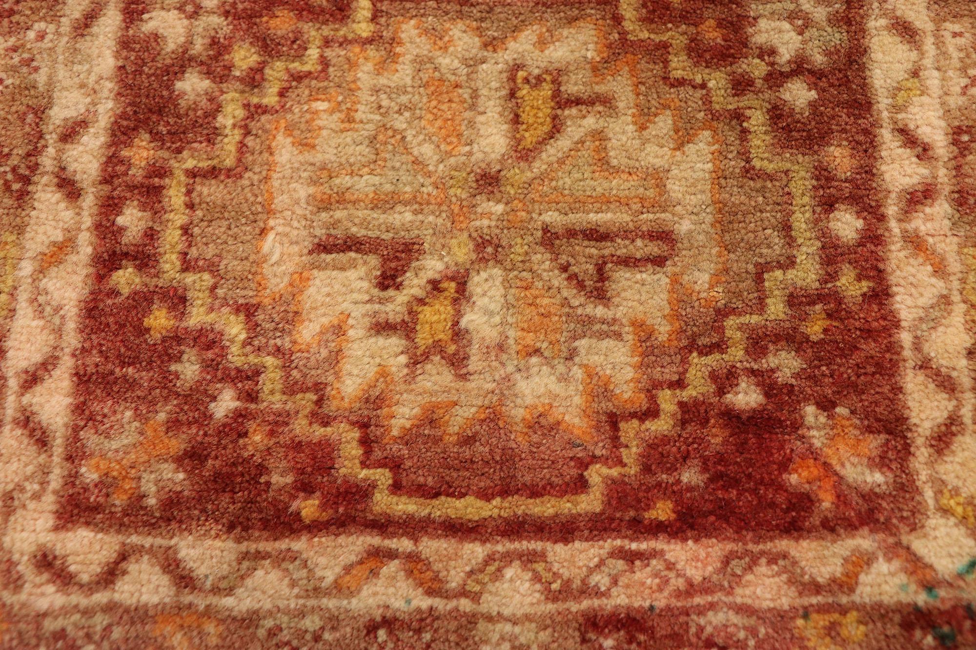 Türkischer Vintage-Teppich, Anatolian Enchantment Meets Stylish Durability (Handgeknüpft) im Angebot