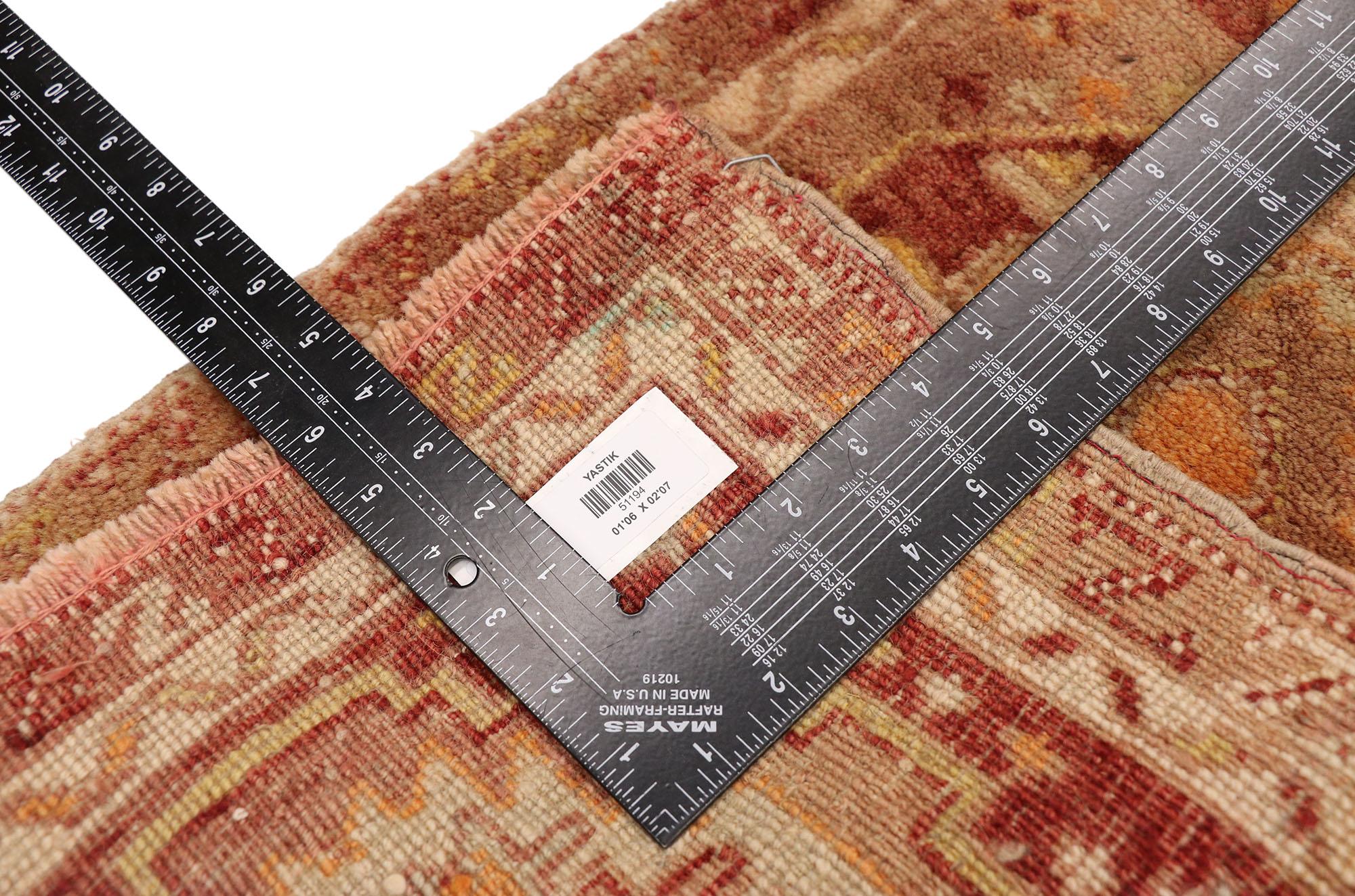 Türkischer Vintage-Teppich, Anatolian Enchantment Meets Stylish Durability im Zustand „Gut“ im Angebot in Dallas, TX
