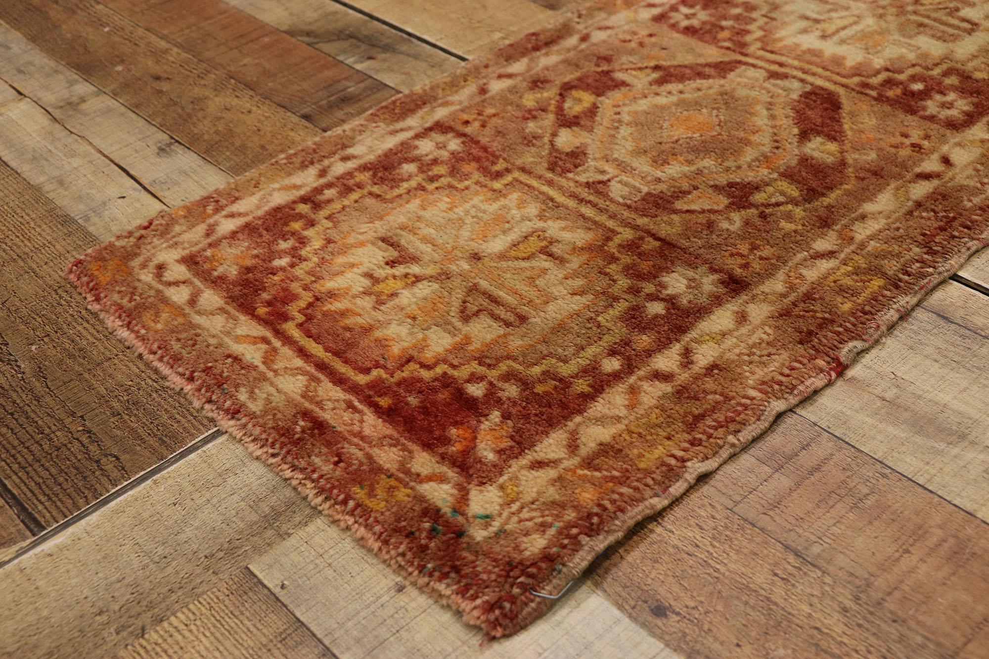 Türkischer Vintage-Teppich, Anatolian Enchantment Meets Stylish Durability (20. Jahrhundert) im Angebot