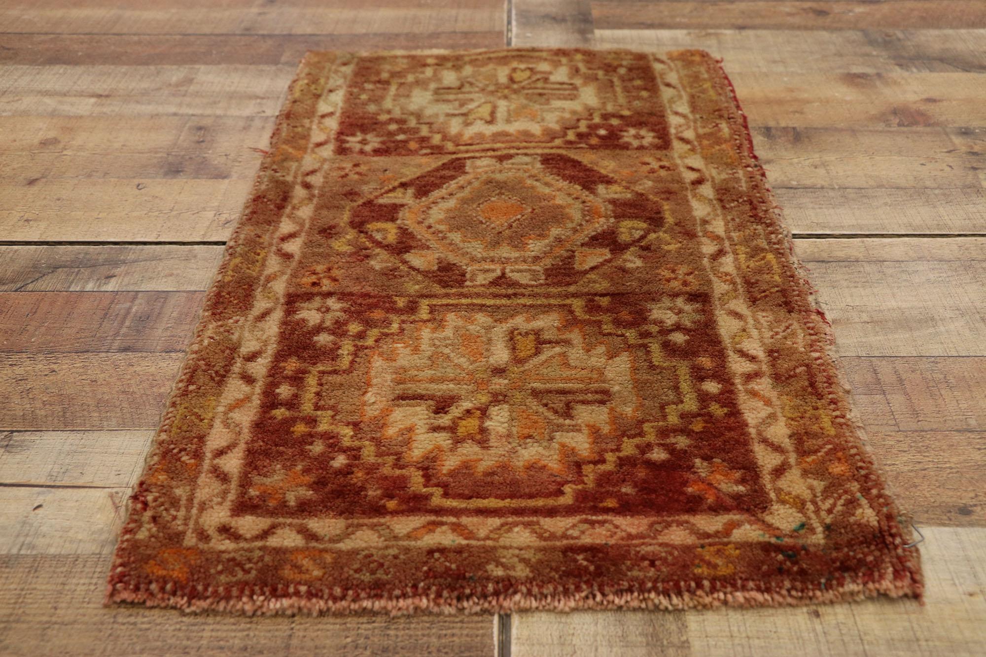 Türkischer Vintage-Teppich, Anatolian Enchantment Meets Stylish Durability (Wolle) im Angebot