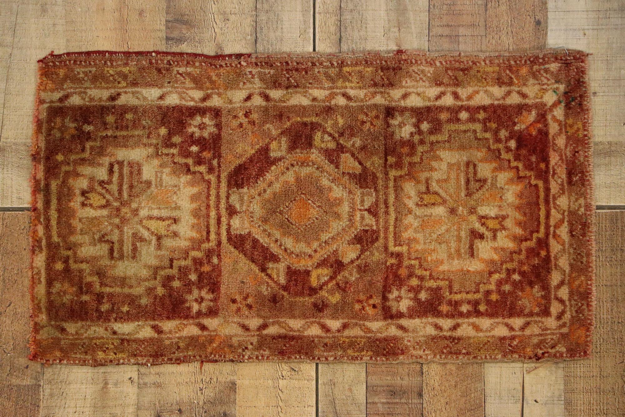 Türkischer Vintage-Teppich, Anatolian Enchantment Meets Stylish Durability im Angebot 1