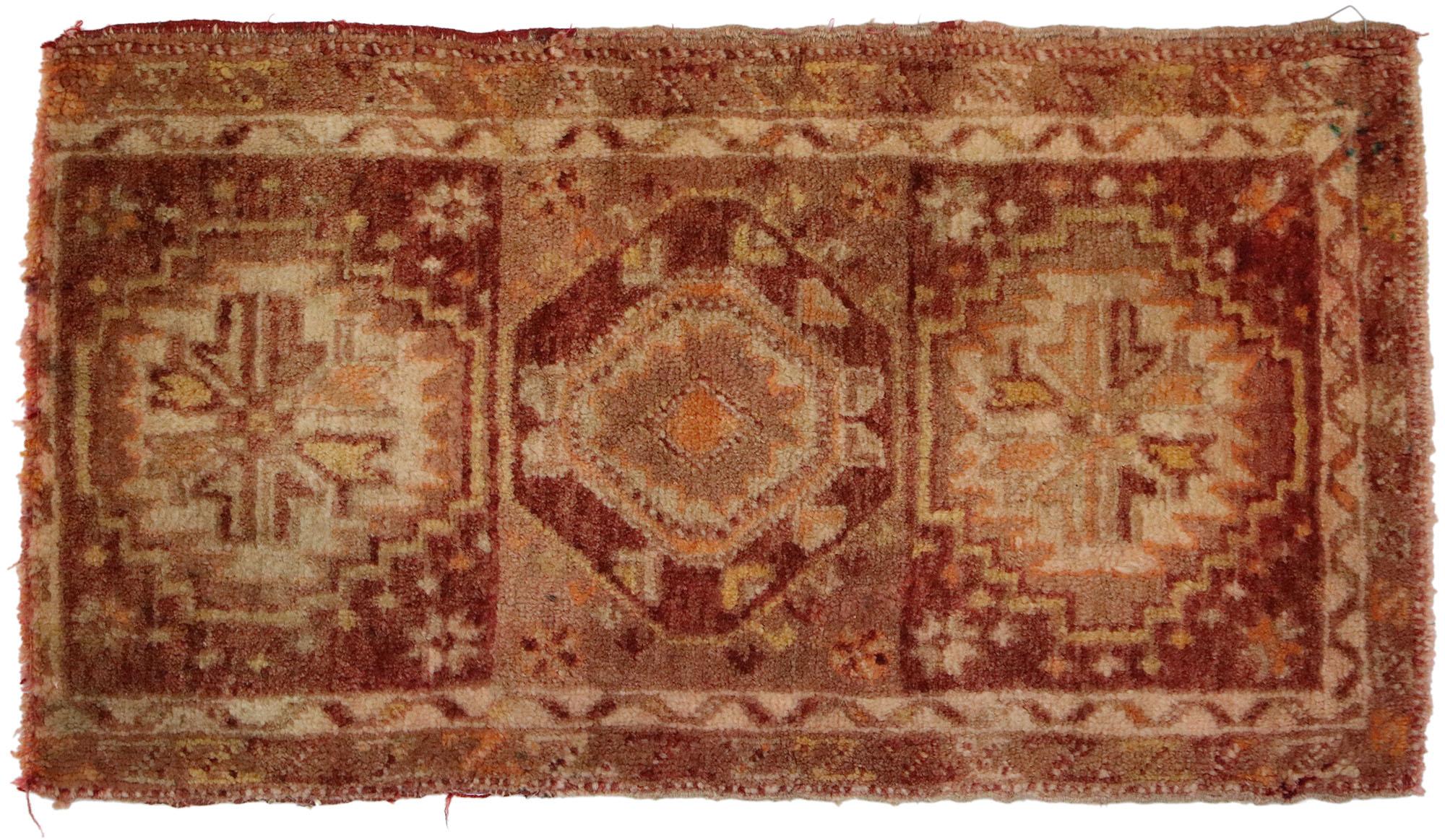 Türkischer Vintage-Teppich, Anatolian Enchantment Meets Stylish Durability im Angebot 2