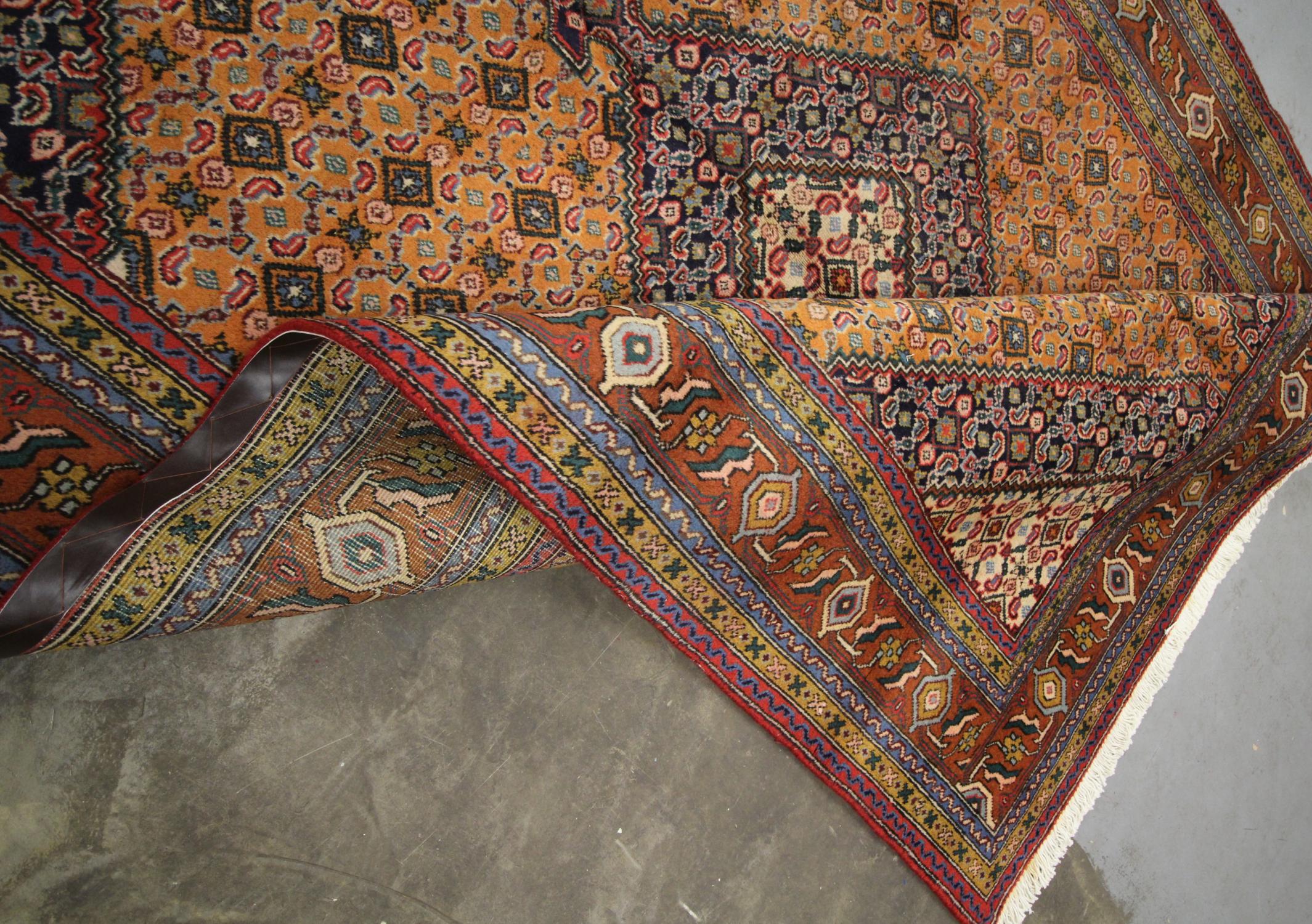 Tapis de salon turc vintage tissé à la main en laine dorée en vente 4