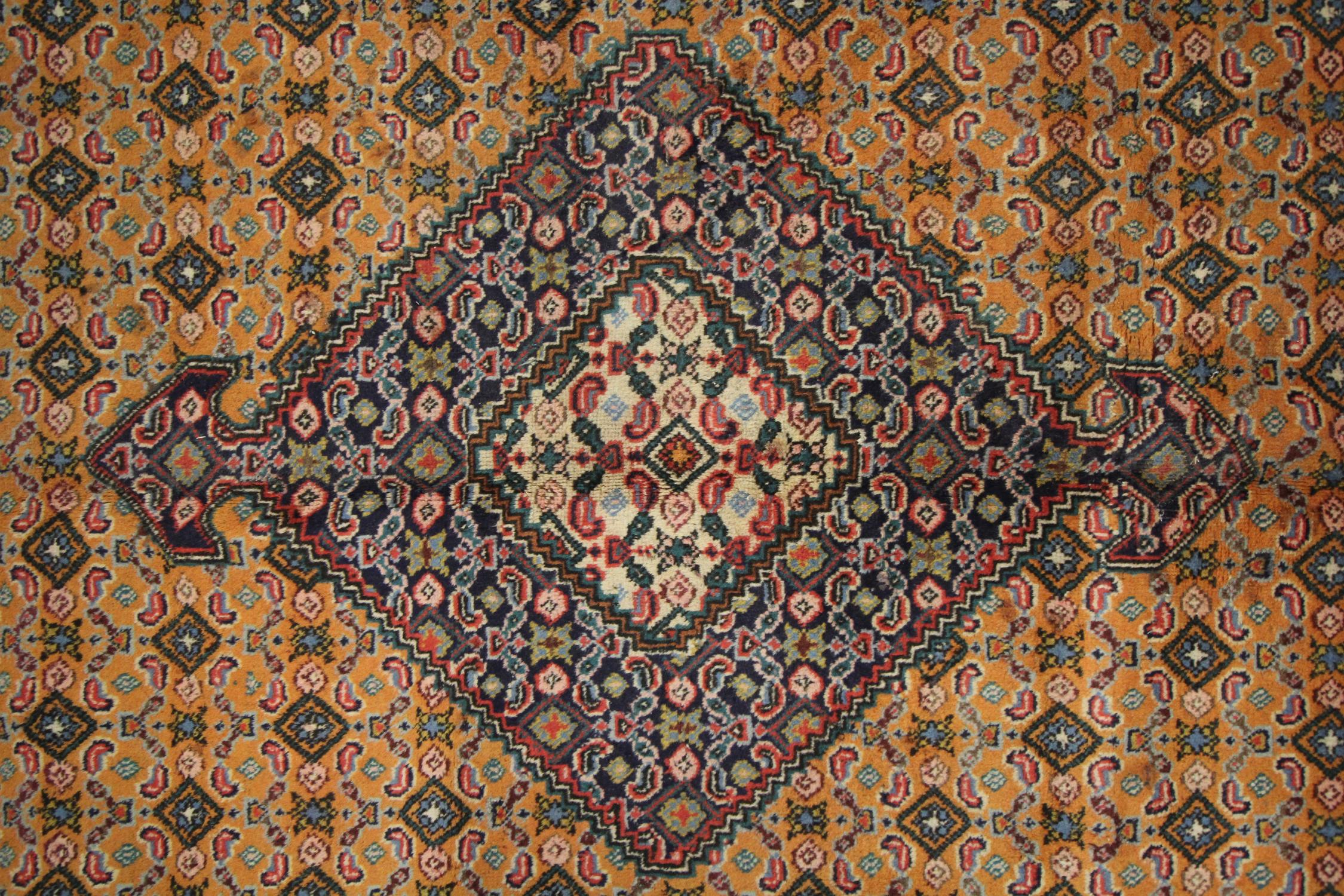 Turc Tapis de salon turc vintage tissé à la main en laine dorée en vente