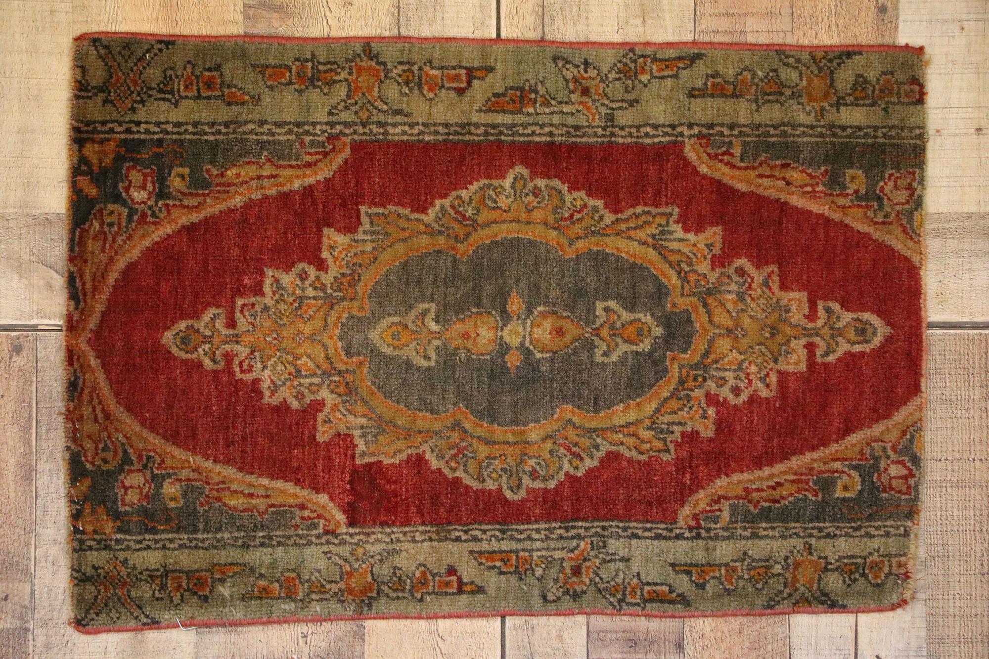 51827 Türkischer Yastik-Teppich Vintage, 01'07 x 02'04. Dieser handgeknüpfte türkische Yastik-Teppich aus Wolle fängt die zeitlose Eleganz der anatolischen Handwerkskunst ein, mit einem Design, das sowohl Grandeur als auch Wärme ausstrahlt. Das