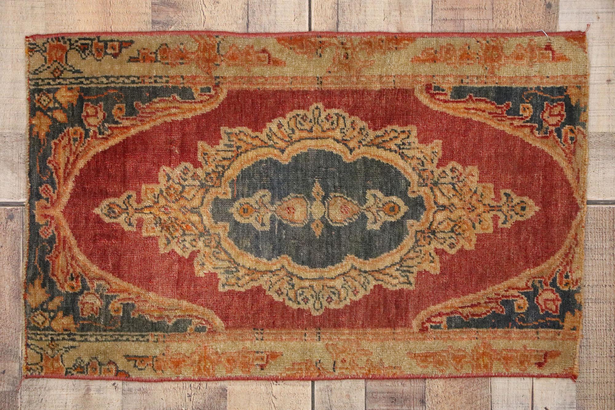 51828 Türkischer Yastik-Teppich Vintage, 01'07 x 02'06. Dieser handgeknüpfte türkische Yastik-Teppich aus Wolle ist ein eindrucksvolles Beispiel anatolischer Kunstfertigkeit und zeigt ein ebenso majestätisches wie einladendes Design. Der Teppich
