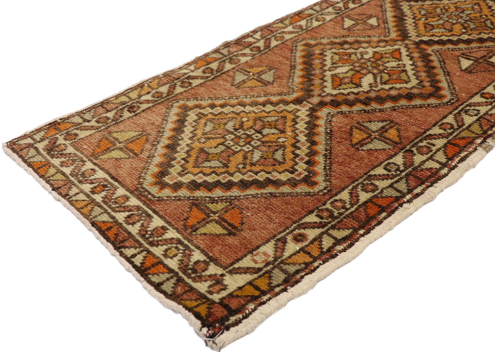 51814 Tappeto Vintage Yastik turco, 01'08 x 03'04. Questo tappeto vintage turco Yastik in lana annodato a mano mette in mostra la squisita maestria artigianale e gli elementi di design senza tempo caratteristici delle tessiture anatoliche. La