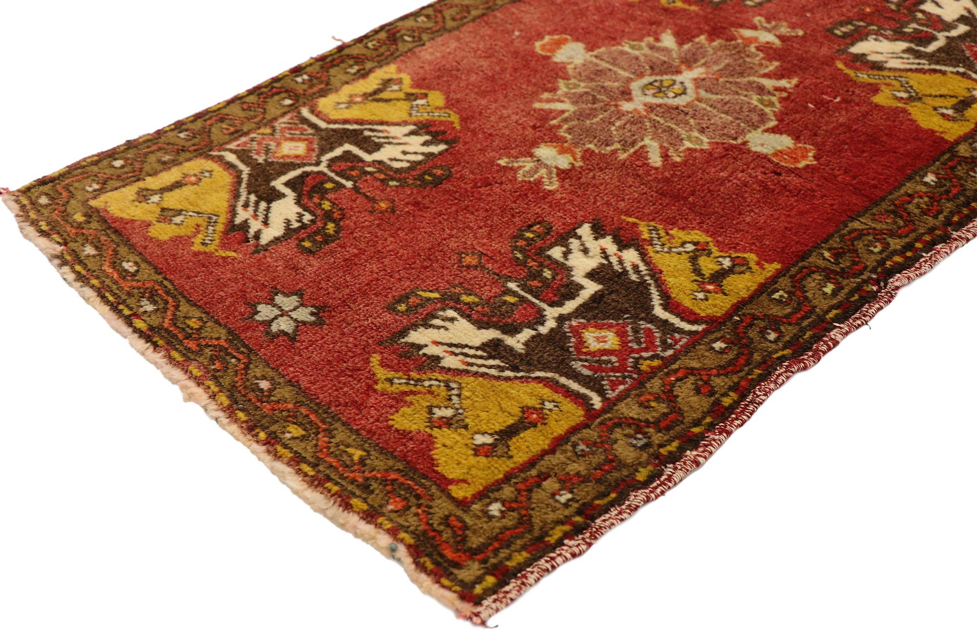 51815 Türkischer Yastik-Teppich Vintage, 01'07 x 02'06. Dieser handgeknüpfte türkische Yastik-Teppich aus Wolle bringt die lebendige Kunstfertigkeit und das reiche kulturelle Erbe der anatolischen Webtraditionen wunderbar zum Ausdruck. Das zentrale