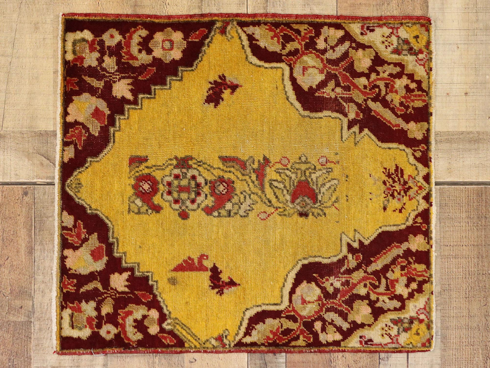 51818 Alfombra turca vintage Yastik, 02'00 x 02'02.  Esta alfombra Yastik turca vintage de lana anudada a mano es un radiante ejemplo de la artesanía de Anatolia, que se distingue por su audaz uso del color y sus intrincados motivos florales. El
