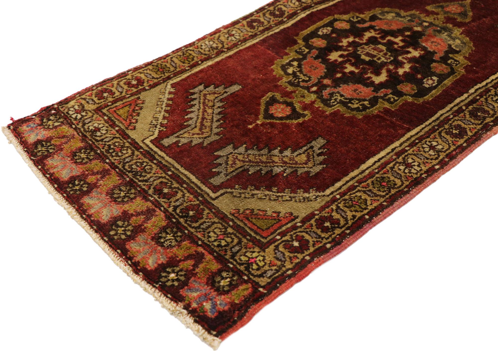 51513 Tapis vintage turc Yastik, 01'06 x 03'03. Ce tapis Yastik turc vintage en laine noué à la main est un exemple stupéfiant de l'art anatolien, incarnant le riche héritage culturel du tissage turc. La composition présente un médaillon central
