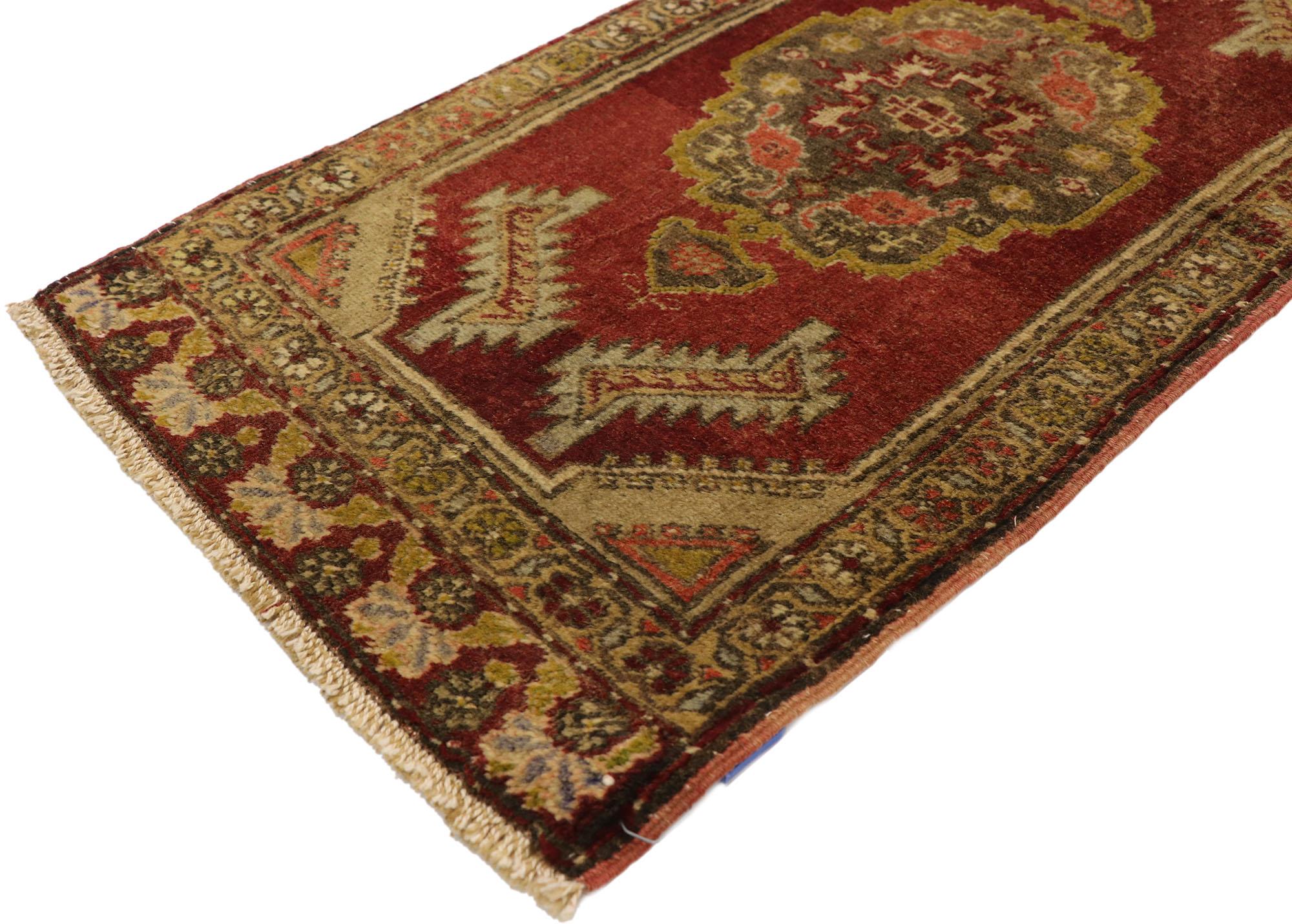 51511 Türkischer Yastik-Teppich Vintage, 01'06 x 03'01. Dieser handgeknüpfte türkische Yastik-Teppich aus Wolle fängt die Essenz anatolischer Kunstfertigkeit ein, bei der traditionelle Handwerkskunst auf zeitloses Design trifft. Das zentrale Feld