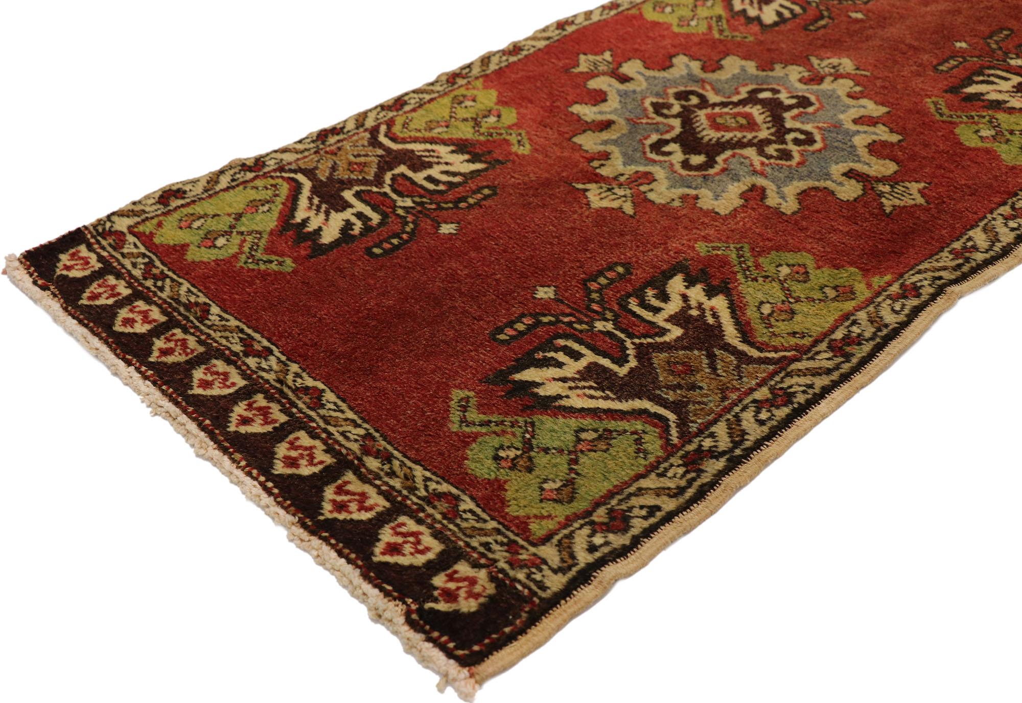51508 Türkischer Yastik-Teppich Vintage, 01'08 x 03'02. Dieser handgeknüpfte türkische Yastik-Teppich aus Wolle ist ein schönes Beispiel für die Kunstfertigkeit und Tradition der anatolischen Weberei. Das Herzstück des Teppichs ist ein auffälliges