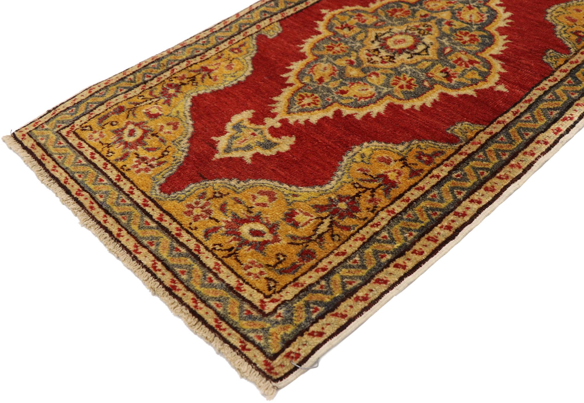51507 Türkischer Yastik-Teppich Vintage, 01'08 x 03'01. Dieser handgeknüpfte türkische Yastik-Teppich aus Wolle im Vintage-Stil verkörpert das reiche Erbe der anatolischen Weberei und präsentiert ein ebenso lebendiges wie anspruchsvolles Design. Das