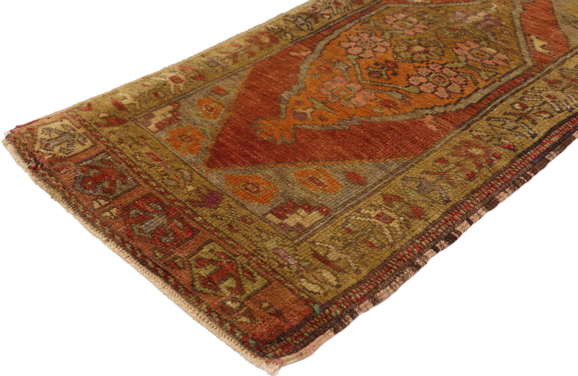 51503 Alfombra turca vintage Yastik, 01'08 x 03'04. Esta alfombra Yastik turca vintage de lana anudada a mano es una pieza encantadora y cariñosamente nostálgica que encarna maravillosamente la rica herencia de la artesanía de Anatolia. El diseño