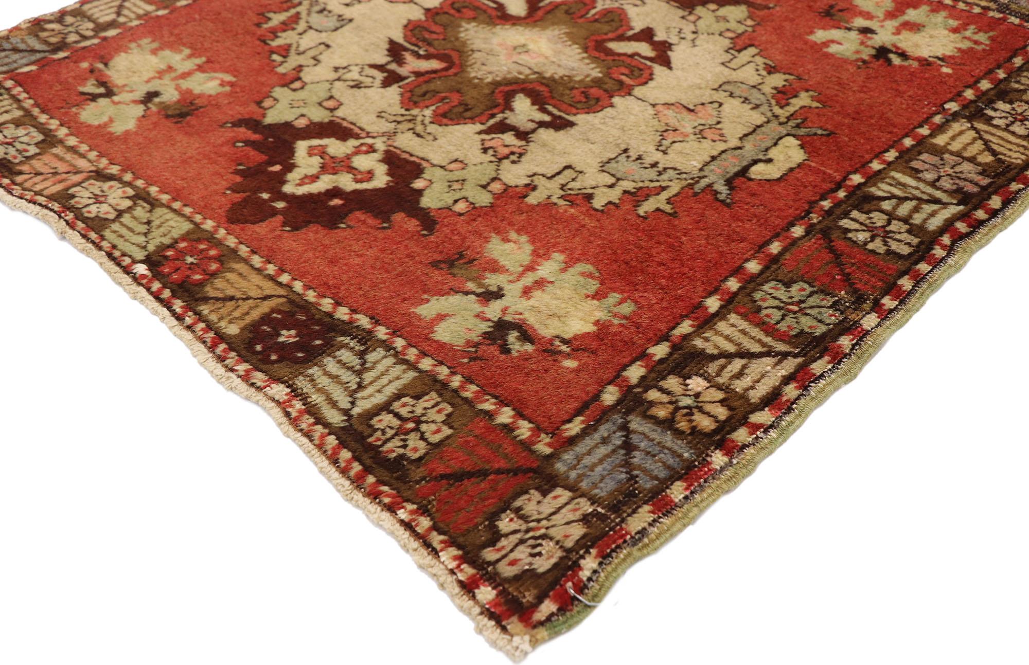 51501 Türkischer Yastik-Teppich Vintage, 02'04 x 02'04. Dieser handgeknüpfte türkische Yastik-Teppich aus Wolle strahlt einen lebendigen Charme aus, der mühelos die Schönheit der traditionellen anatolischen Motive mit der Wärme seiner erdigen