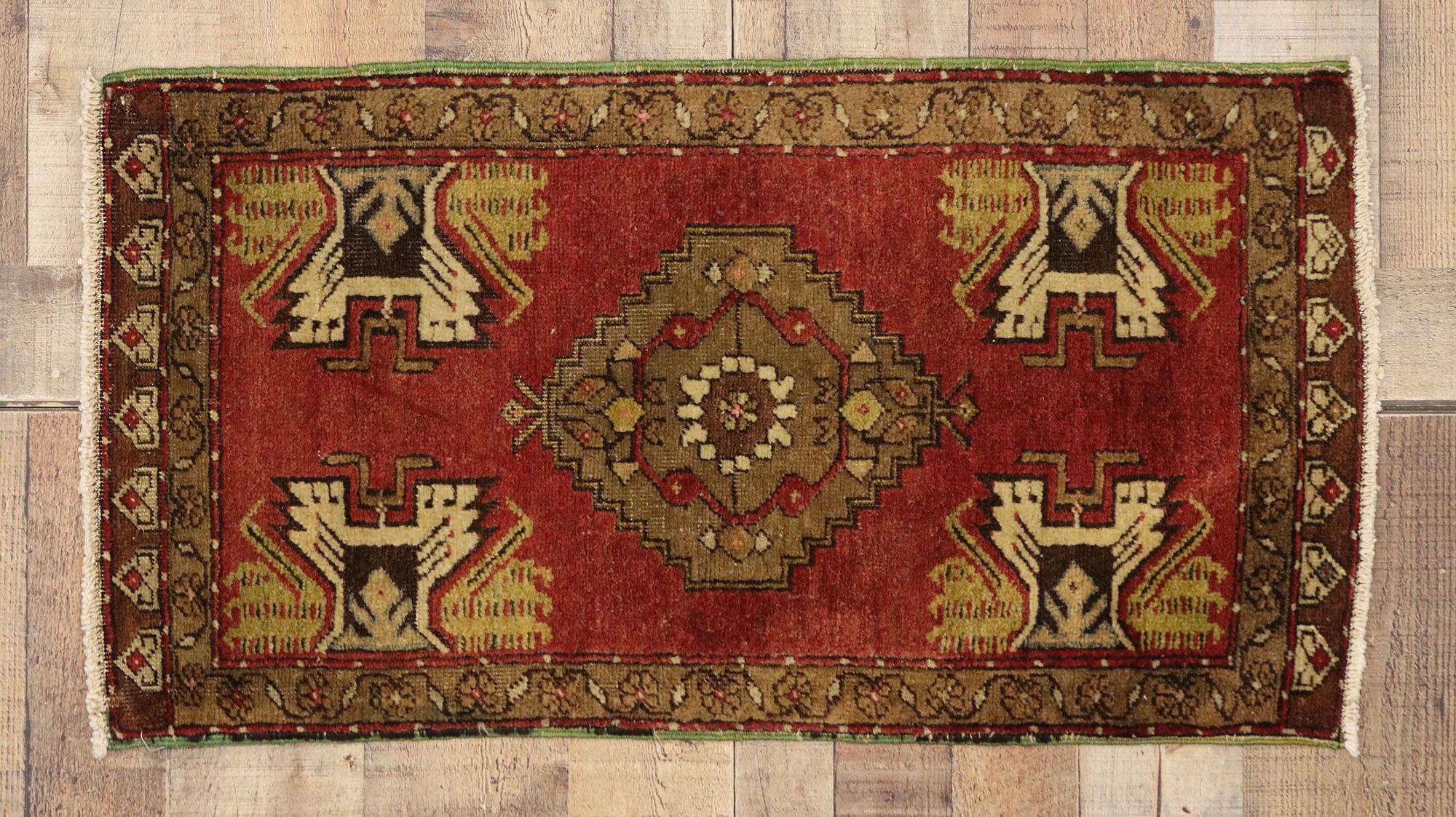 51490 Türkischer Yastik-Teppich Vintage, 01'07 x 02'10. Dieser handgeknüpfte türkische Yastik-Teppich aus Wolle im Vintage-Stil bringt die reiche Tradition der anatolischen Weberei mit seinem filigranen Design und seiner warmen Farbpalette wunderbar