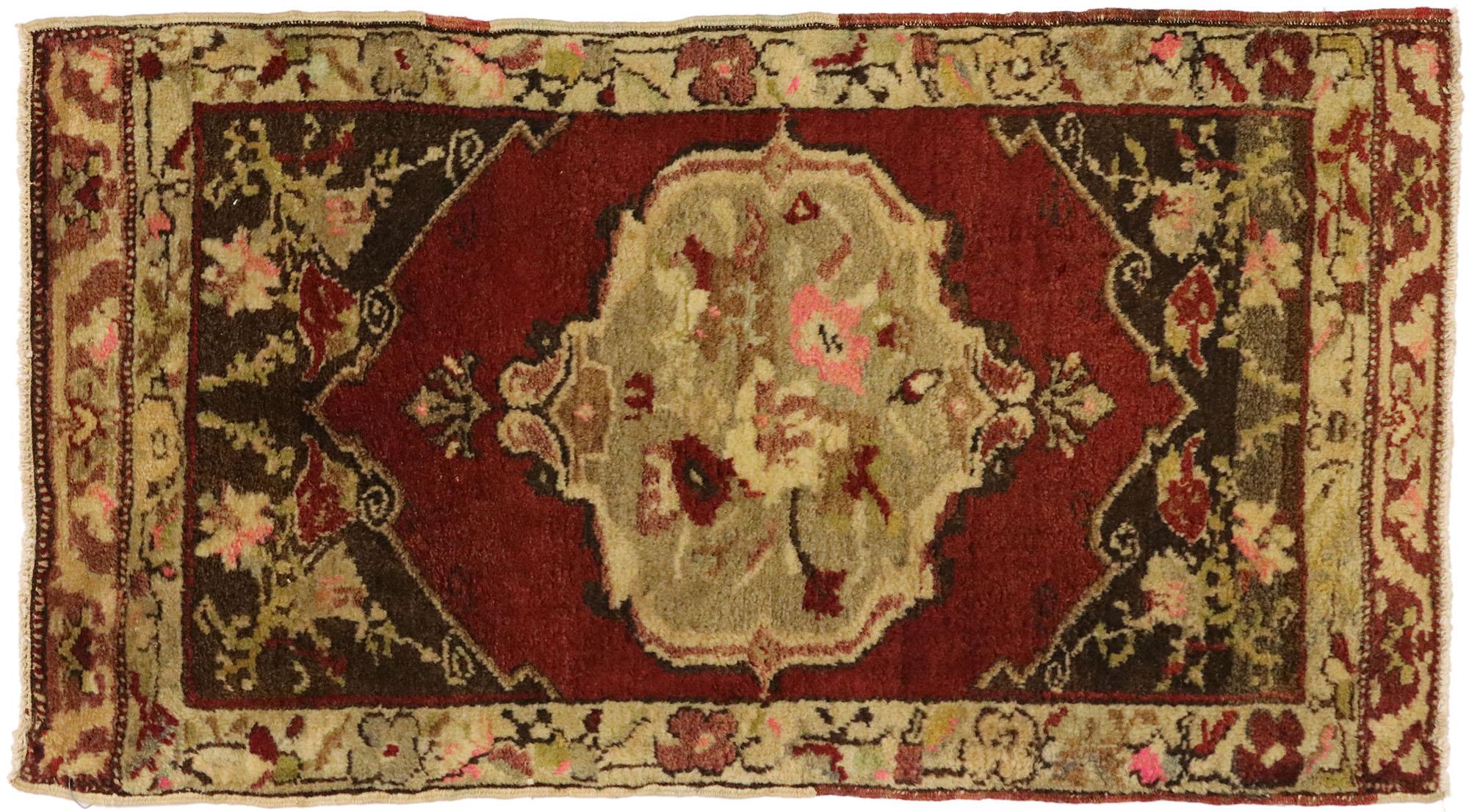 51491 Tapis turc vintage Yastik, 01'07 x 02'10. Ce tapis Yastik turc vintage en laine noué à la main présente un riche tableau de couleurs et de motifs complexes, ce qui en fait une pièce captivante de l'artisanat anatolien. Le champ central du