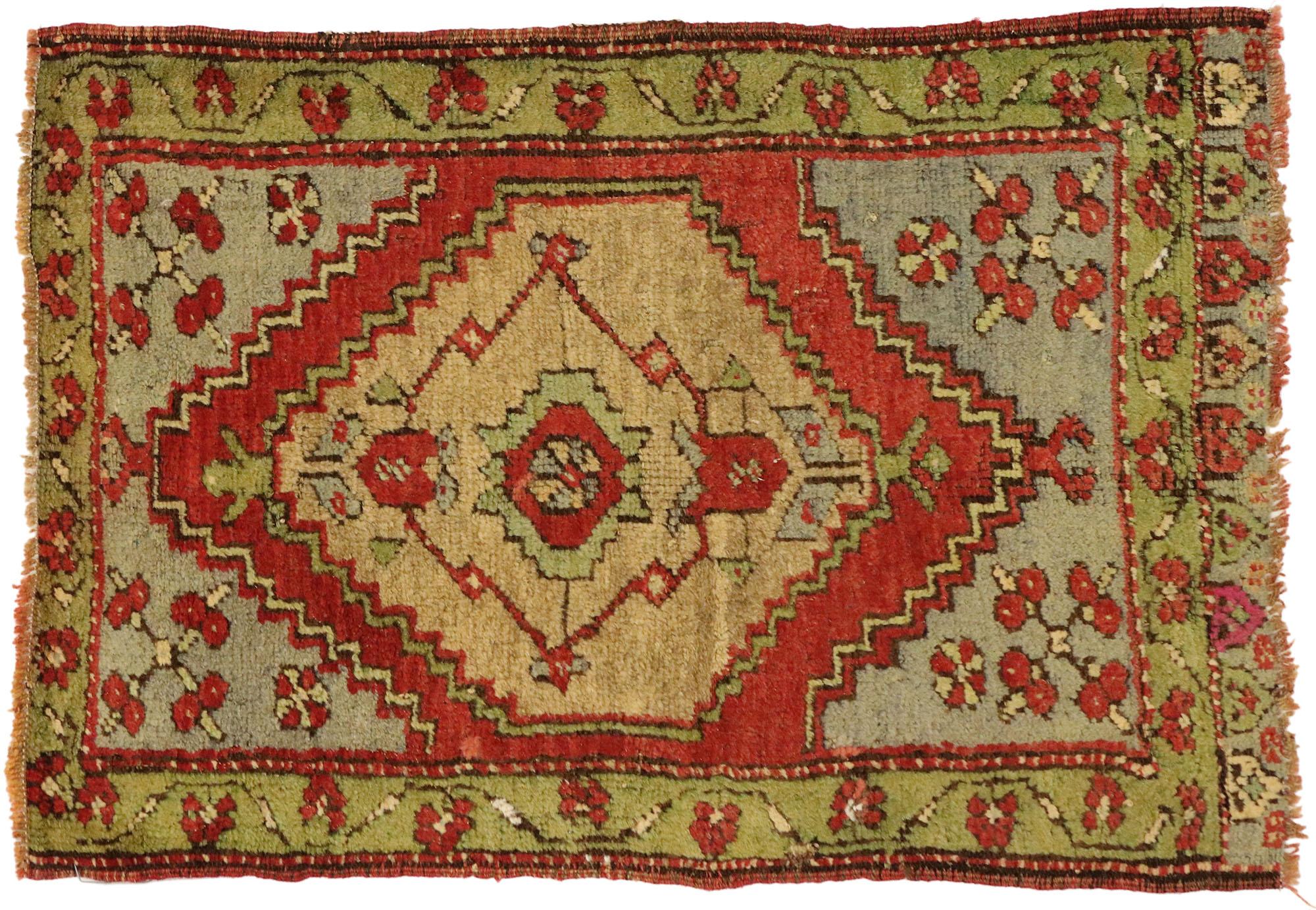 51492 Alfombra turca vintage Yastik, 01'10 x 02'07. Esta alfombra Yastik turca vintage de lana anudada a mano muestra el arte vibrante y los intrincados diseños típicos de la artesanía de Anatolia. La composición presenta un llamativo medallón