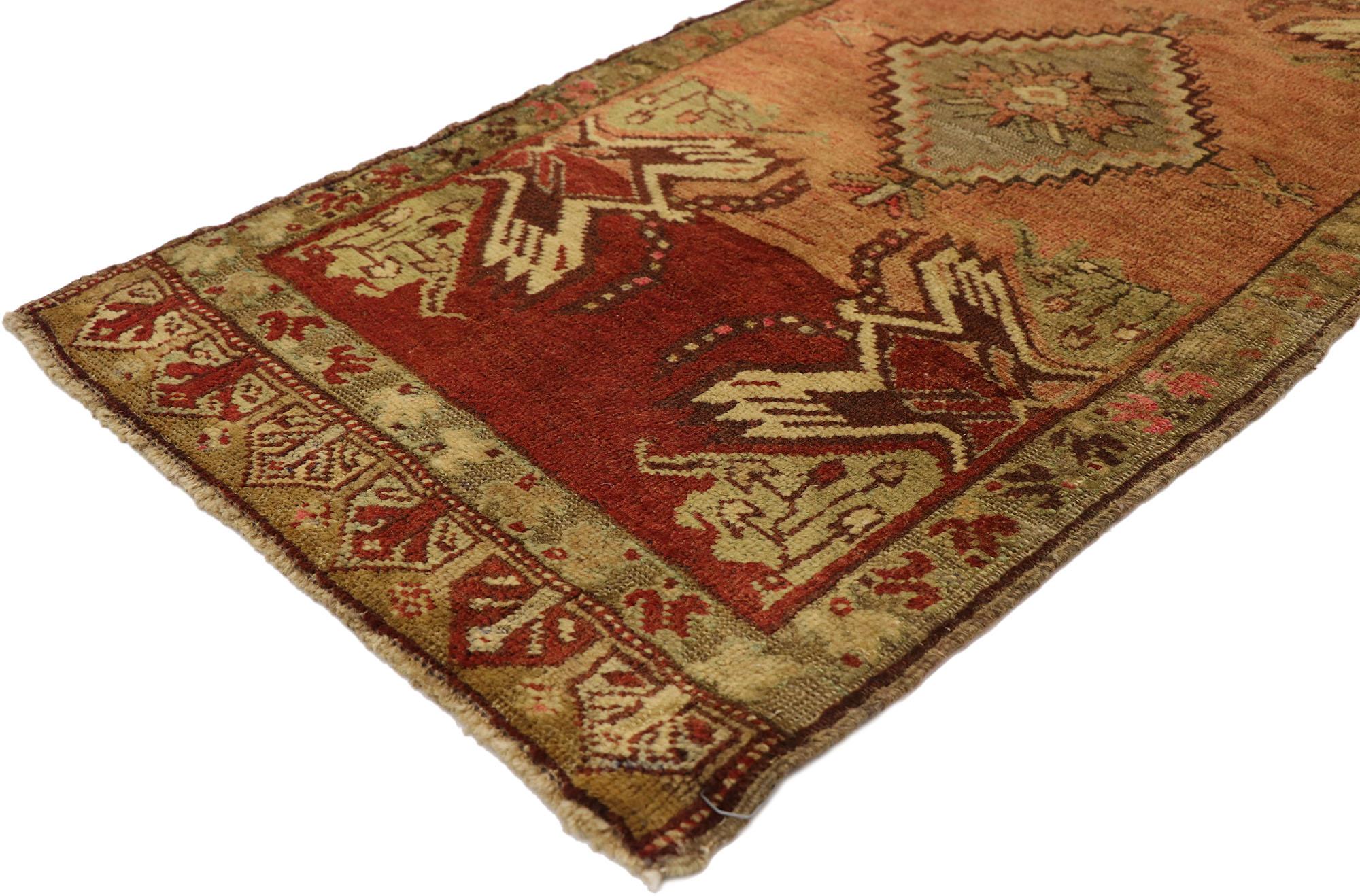 51498 Tapis turc vintage Yastik, 01'09 x 03'06. Ce tapis Yastik turc vintage en laine noué à la main incarne le charme rustique et l'élégance intemporelle caractéristiques des traditions de tissage anatoliennes. Les tons chauds et terreux du tapis