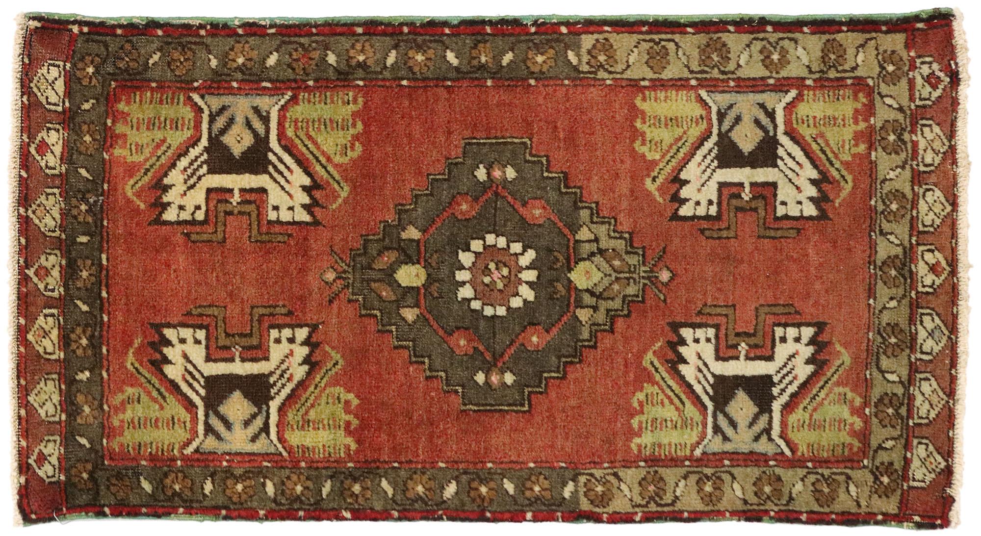 51481 Türkischer Yastik-Teppich Vintage, 01'07 x 02'10. Dieser handgeknüpfte türkische Yastik-Teppich aus Wolle spiegelt das reiche kulturelle Erbe und die Handwerkskunst wider, die in Anatolien über Generationen hinweg weitergegeben wurde. Das