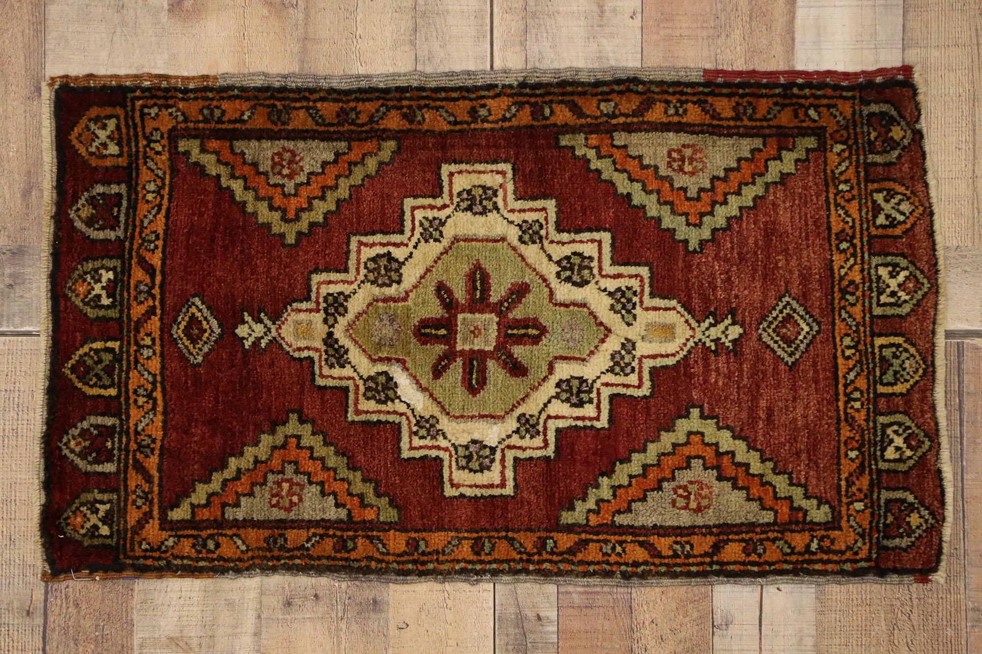 51480 Türkischer Yastik-Teppich Vintage, 01'10 x 03'02. Dieser bezaubernde, handgeknüpfte türkische Yastik-Teppich aus Wolle ist eine reizvolle Darstellung anatolischer Kunstfertigkeit und zeigt eine lebhafte Farbpalette und komplizierte Muster, die