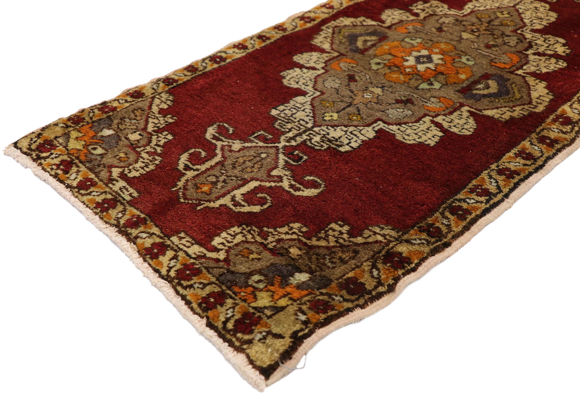 51486 Tapis turc vintage Yastik, 01'09 x 03'06. Cet exquis tapis Yastik turc vintage en laine nouée à la main est un magnifique exemple de l'artisanat traditionnel anatolien. La composition présente un médaillon central avec des motifs floraux et