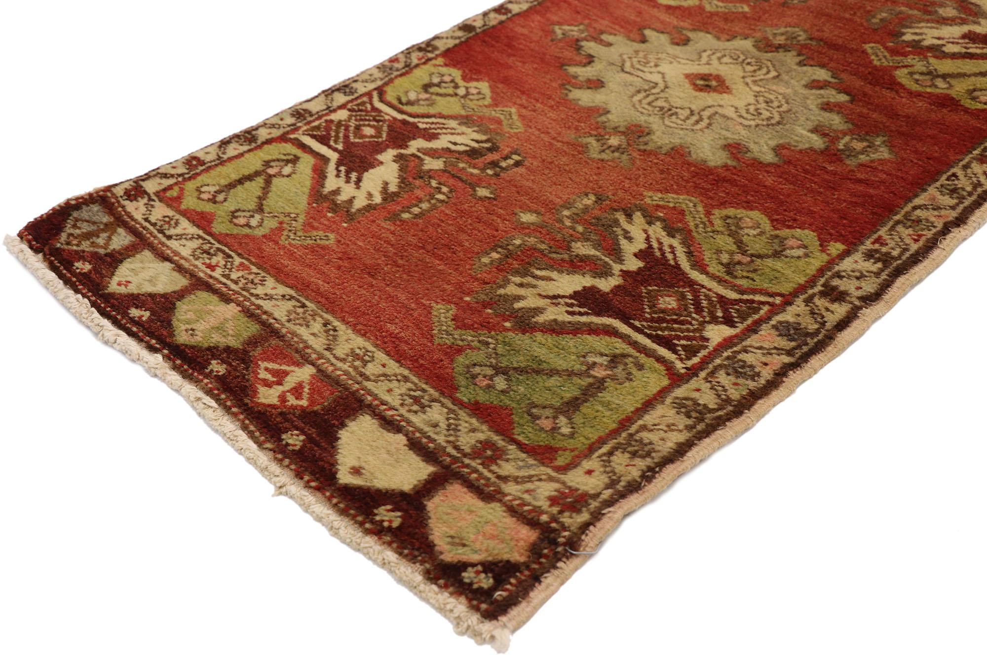 50984 Tapis vintage turc Yastik, 01'08 x 03'04. Ce ravissant tapis Yastik turc vintage en laine noué à la main raconte une histoire riche en symboles et en traditions. Le champ rouge ouvert, subtilement strié d'un riche abrash rouge, attire