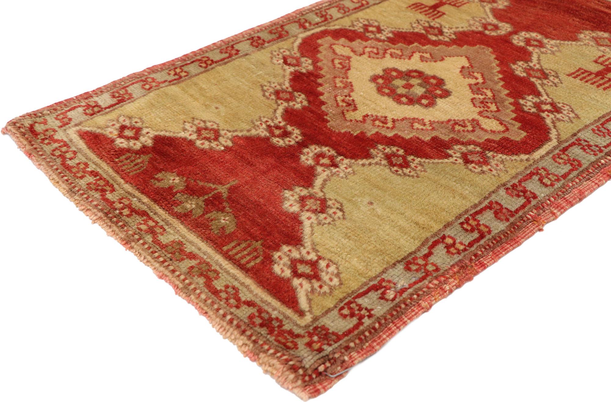 51184 Alfombra turca vintage Yastik, 01'08 x 02'06. Esta encantadora alfombra Yastik turca vintage de lana anudada a mano muestra una armoniosa mezcla de tonos rojos y tostados, que atrae al espectador a un mundo de intrigante simbolismo y herencia