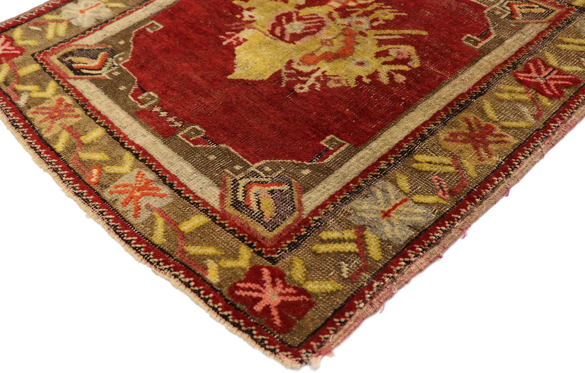 51195 Türkischer Yastik-Teppich Vintage, 02'02 x 02'04. Dieser handgeknüpfte türkische Yastik-Teppich aus Wolle ist ein lebhaftes Tableau aus Symbolik und Kunstfertigkeit, gewebt in einem kompakten und doch bezaubernden Design. Das offene rote Feld