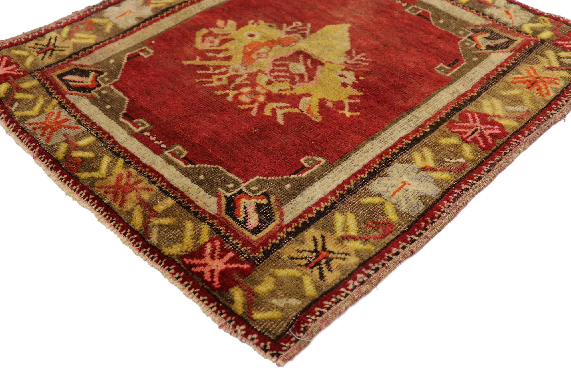51199 Türkischer Yastik-Teppich Vintage, 02'02 x 02'03. Dieser fesselnde handgeknüpfte türkische Yastik-Teppich aus Wolle ist ein Meisterwerk des Designs und der kulturellen Symbolik. Das offene rote Feld dient als reiche Leinwand, auf der das