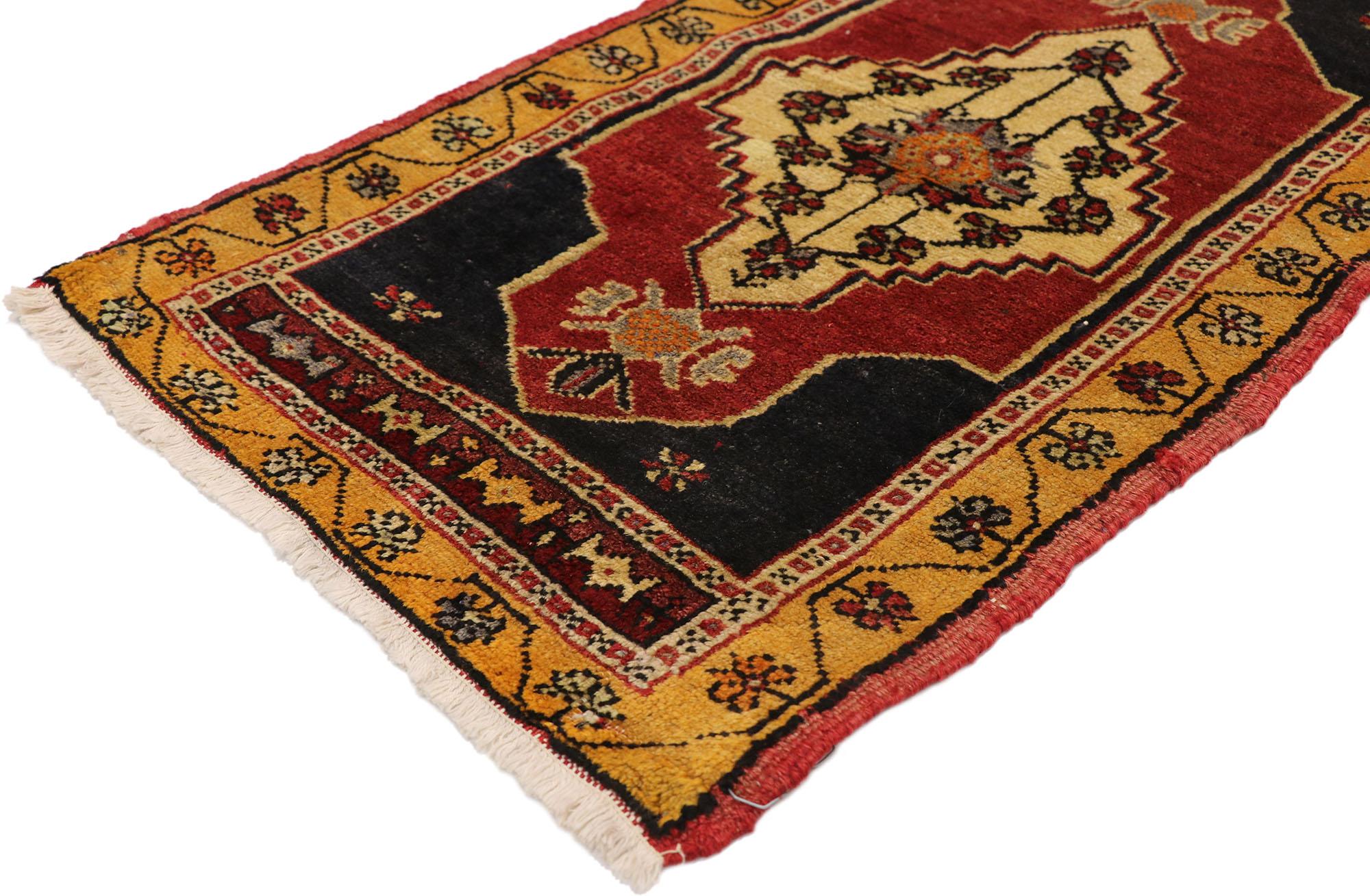 51219 Türkischer Yastik-Teppich Vintage, 01'09 x 03'02. Dieser exquisite, handgeknüpfte türkische Yastik-Teppich aus Wolle zeigt ein auffälliges, offenes rotes Feld, das mit seinem satten und lebendigen Farbton die Aufmerksamkeit auf sich zieht. Das