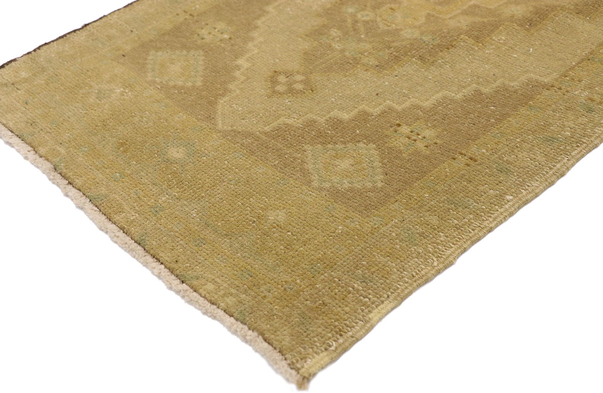 51249 Türkischer Yastik-Teppich Vintage, 01'08 x 03'08. Dieser exquisite handgeknüpfte türkische Yastik-Teppich aus Wolle verkörpert mit seinem kaum sichtbaren Design und den neutralen Erdtönen eine subtile Eleganz. Das langgestreckte zentrale