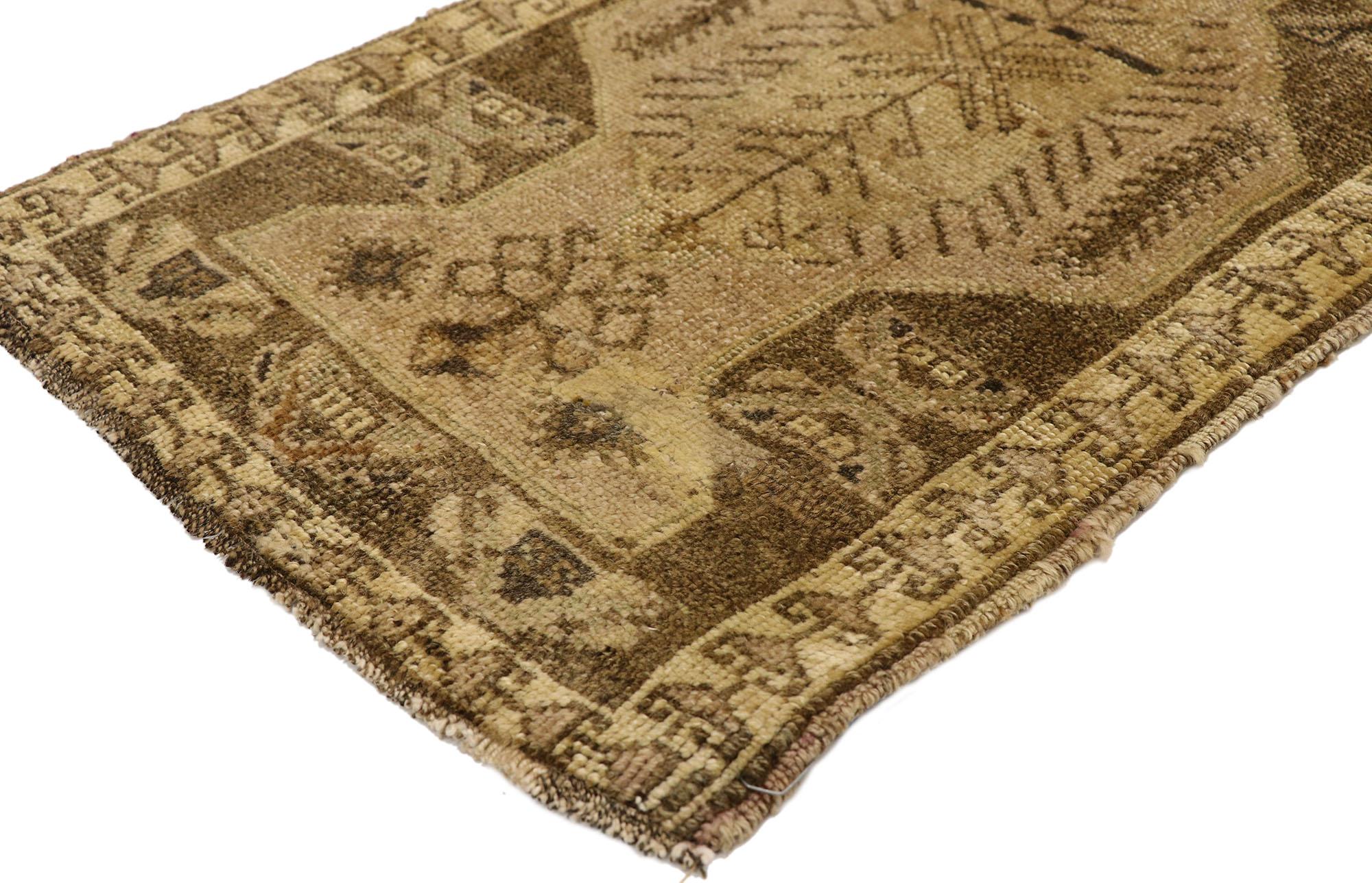 51427 Türkischer Yastik-Teppich Vintage, 01'10 x 02'11. Dieser handgeknüpfte türkische Yastik-Teppich aus Wolle präsentiert sich in einer ruhigen Palette erdiger Neutraltöne, die leise an seine geschichtsträchtige Vergangenheit erinnern. Das