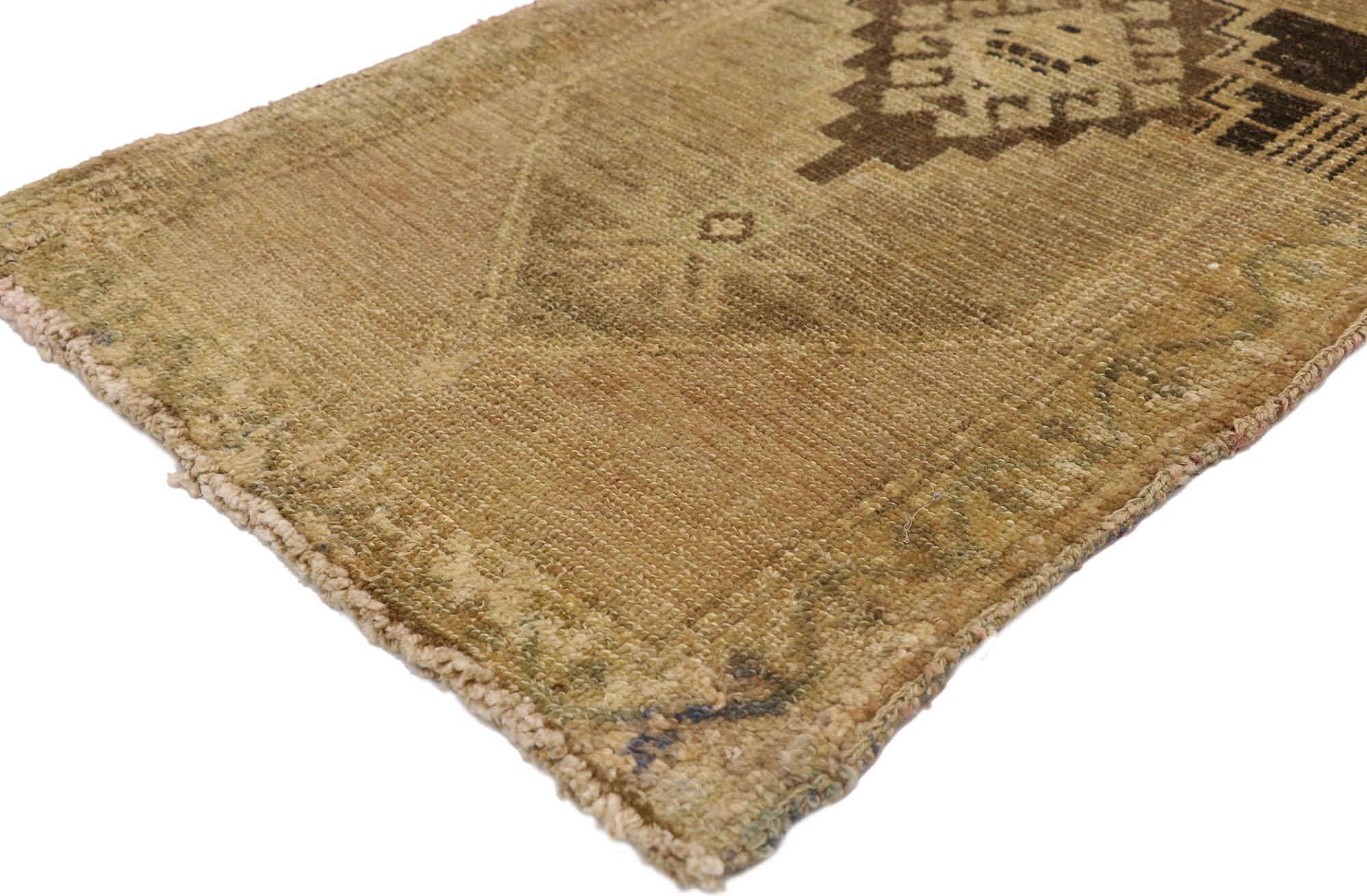 51431 Türkischer Yastik-Teppich Vintage, 01'10 x 03'09. Dieser handgeknüpfte türkische Yastik-Teppich aus Wolle im Vintage-Stil fängt mit seinem modernen Design und den weichen, erdigen Farbtönen die Essenz von entspanntem Luxus und zeitlosem Charme