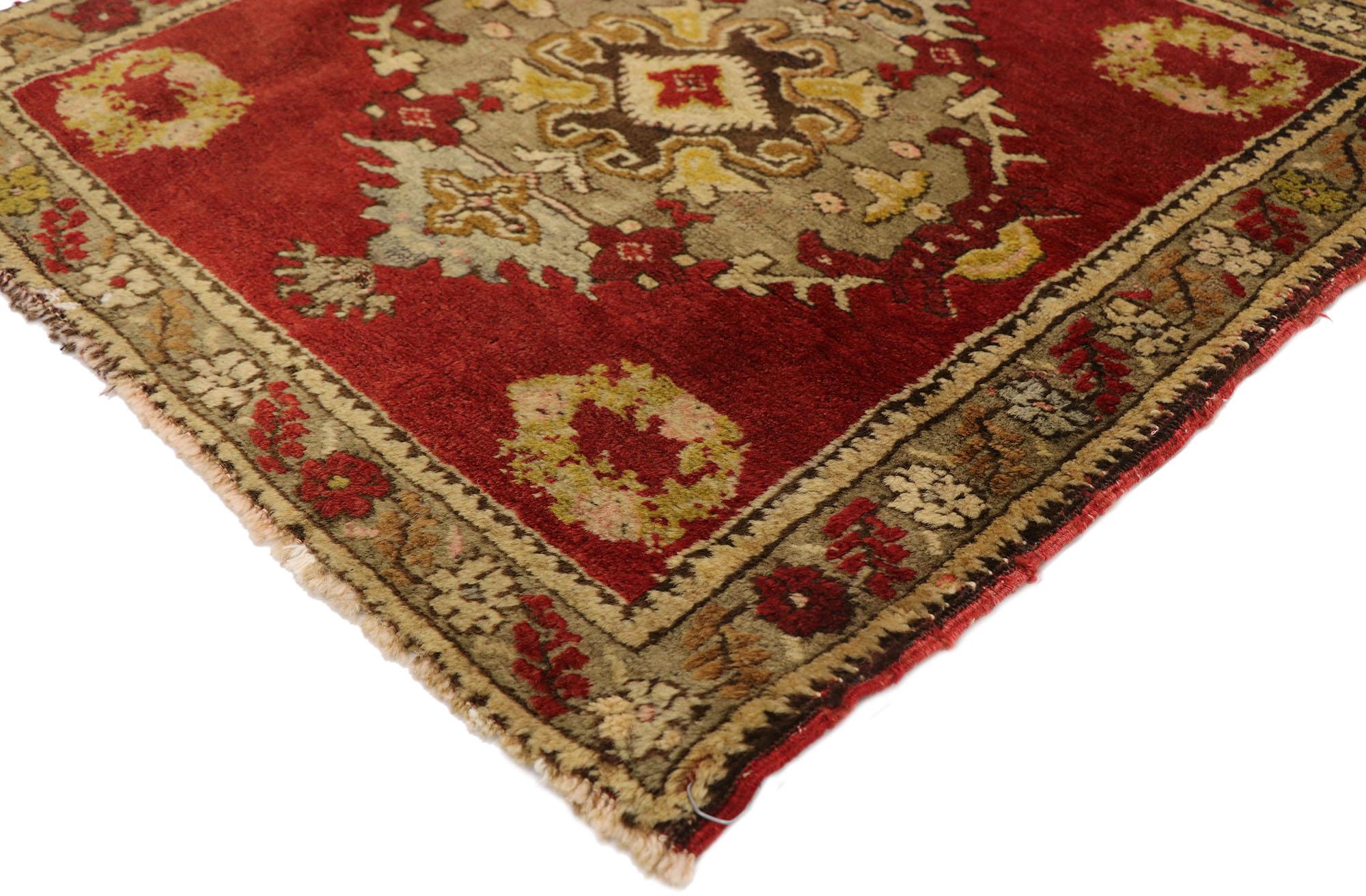 51461 Türkischer Yastik-Teppich Vintage, 02'03 x 02'06. Dieser handgeknüpfte türkische Yastik-Teppich aus Wolle ist ein lebendiger Ausdruck anatolischer Kunstfertigkeit, reich an Symbolik und Tradition. Das auffällige rote Feld des Teppichs zieht