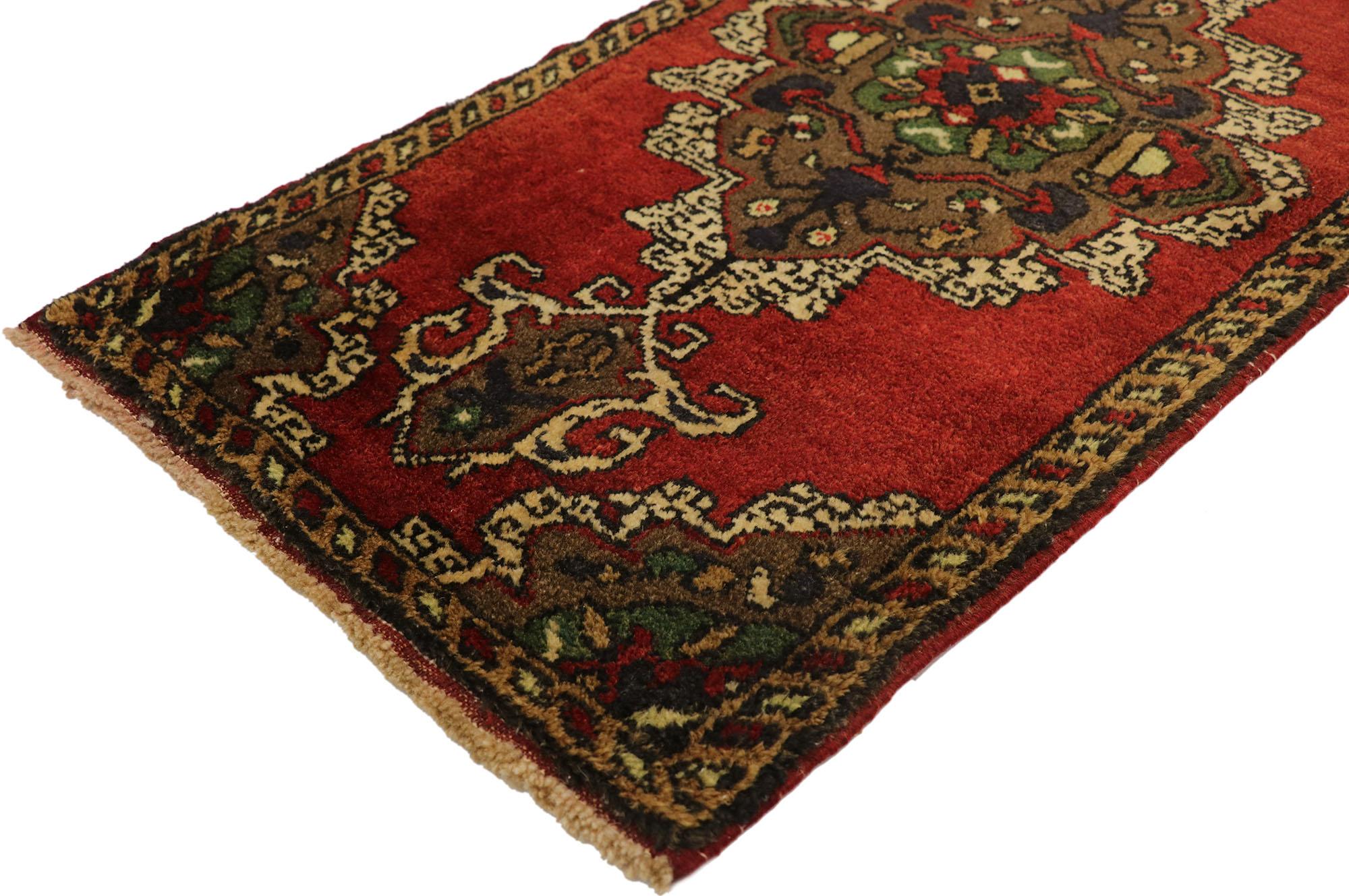 51468 Türkischer Yastik-Teppich Vintage, 01'09 x 03'06. Dieser handgeknüpfte türkische Yastik-Teppich aus Wolle im Vintage-Stil ist ein fesselndes Stück, das mühelos traditionelles Design mit einer lebhaften Farbpalette verbindet. Das tiefrote Feld