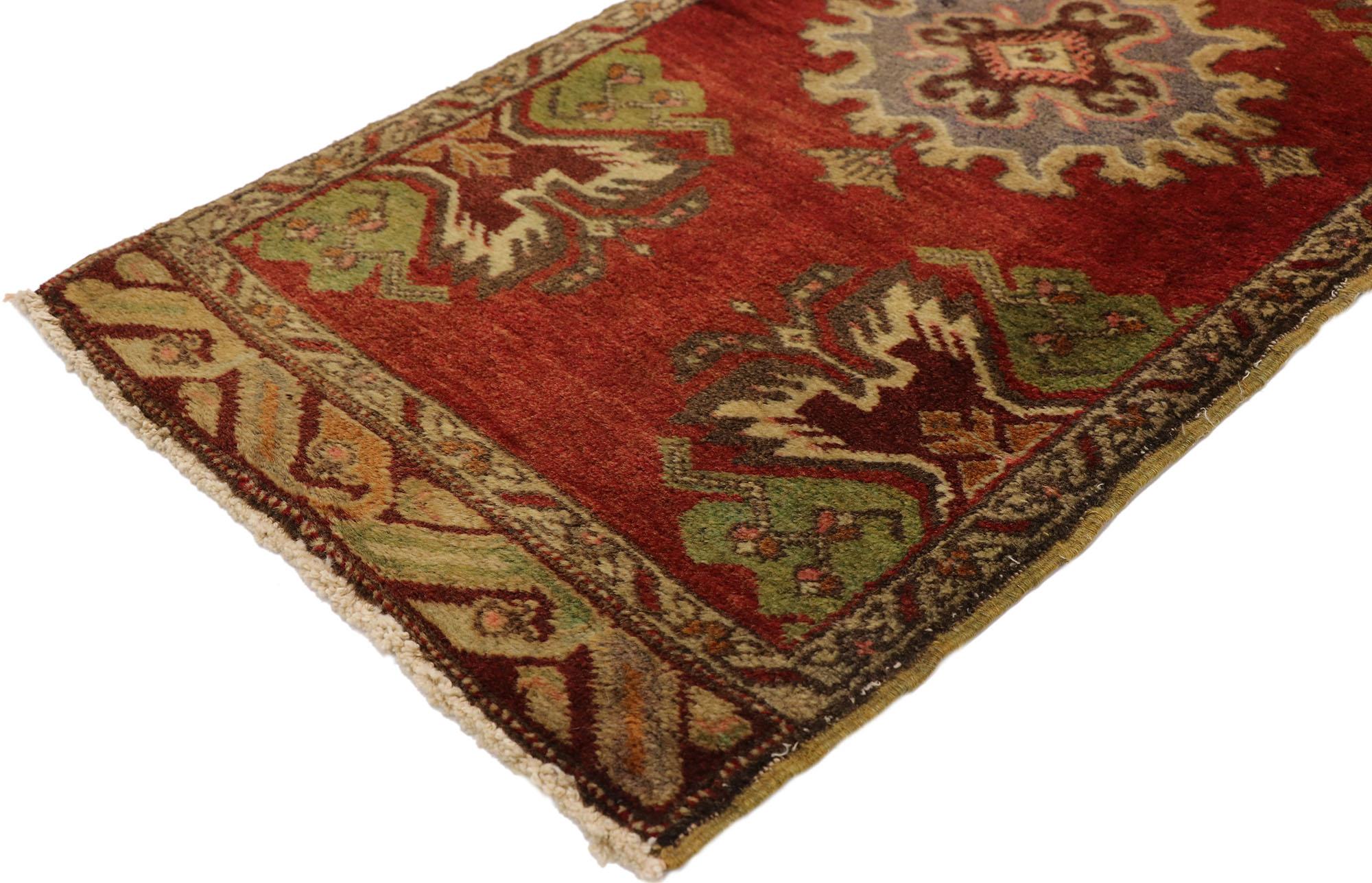 51471 Tappeto Vintage Yastik turco, 01'09 x 03'04. Questo tappeto vintage turco Yastik in lana annodato a mano è una vibrante testimonianza dell'arte anatolica, che emana un calore invitante e una ricca storia di simbolismo culturale. Il cuore è