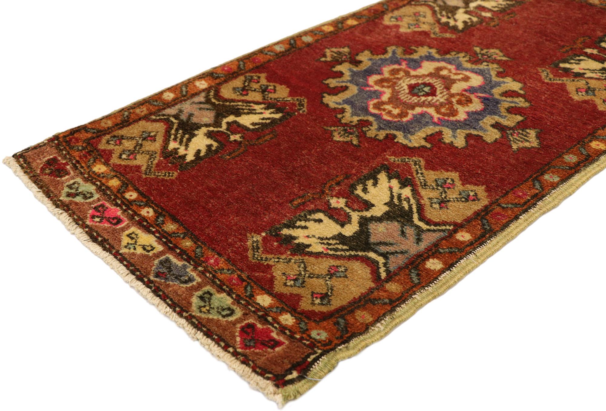 51472 Türkischer Yastik-Teppich Vintage, 01'09 x 03'03. Dieser handgeknüpfte türkische Yastik-Teppich aus Wolle ist eine faszinierende Verschmelzung von traditionellen anatolischen Motiven und satten, leuchtenden Farben. Das Herzstück ist ein