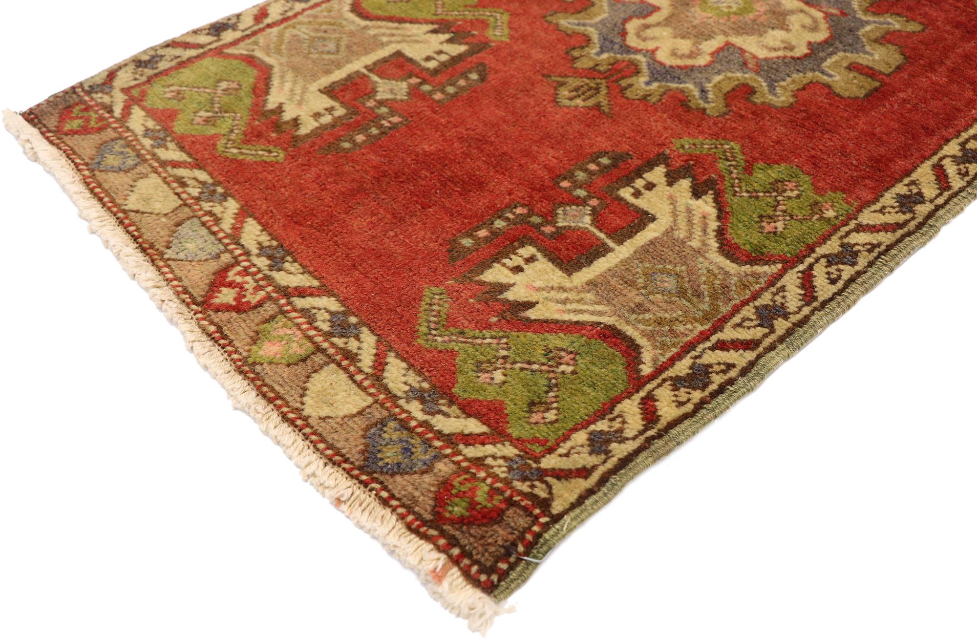 51475 Türkischer Yastik-Teppich Vintage, 01'08 x 03'00. Dieser handgeknüpfte türkische Yastik-Teppich aus Wolle im Vintage-Stil versprüht mit seiner fesselnden Farbpalette und seinen filigranen Mustern einen zeitlosen Charme. Das Herzstück des
