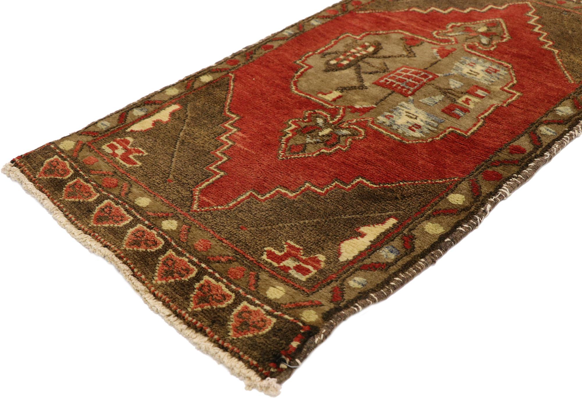 51476 Türkischer Yastik-Teppich Vintage, 01'08 x 03'02. Dieser handgeknüpfte türkische Yastik-Teppich aus Wolle ist eine fesselnde Mischung aus traditionellen Motiven und warmen, erdigen Farbtönen, die das künstlerische Erbe Anatoliens