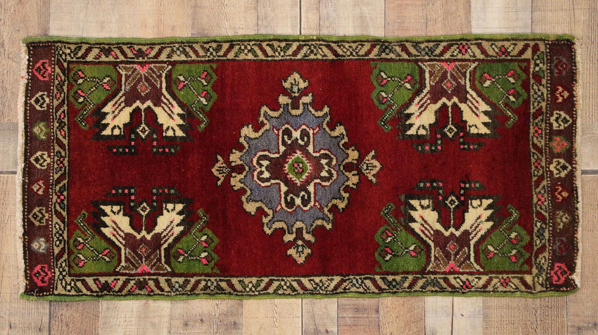 51470 Türkischer Yastik-Teppich Vintage, 01'08 x 03'06. Dieser handgeknüpfte türkische Yastik-Teppich aus Wolle ist eine atemberaubende Darstellung der anatolischen Webkunst, die mit ihren satten Farben und symbolischen Motiven das Auge und die