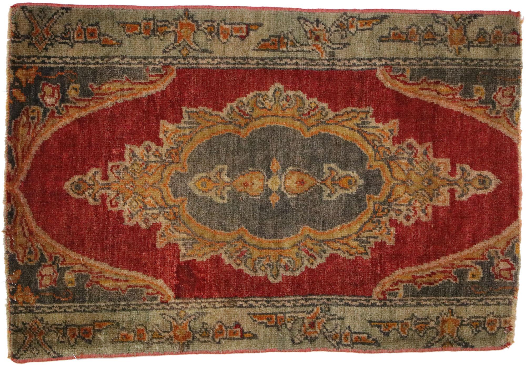 Türkischer Teppich im Vintage-Stil: Timeless Appeal trifft auf stilvolle Langlebigkeit (Oushak) im Angebot