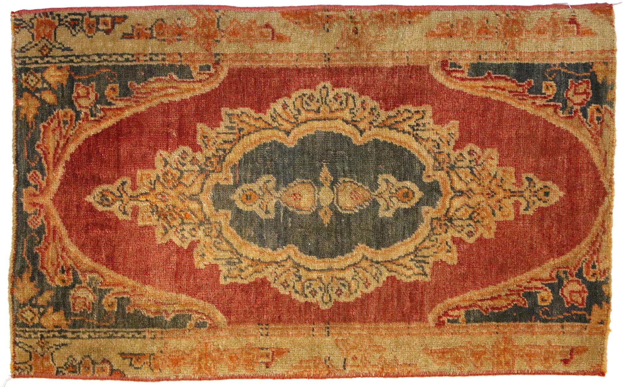 Türkischer Teppich im Vintage-Stil: Timeless Appeal trifft auf stilvolle Langlebigkeit (Oushak) im Angebot