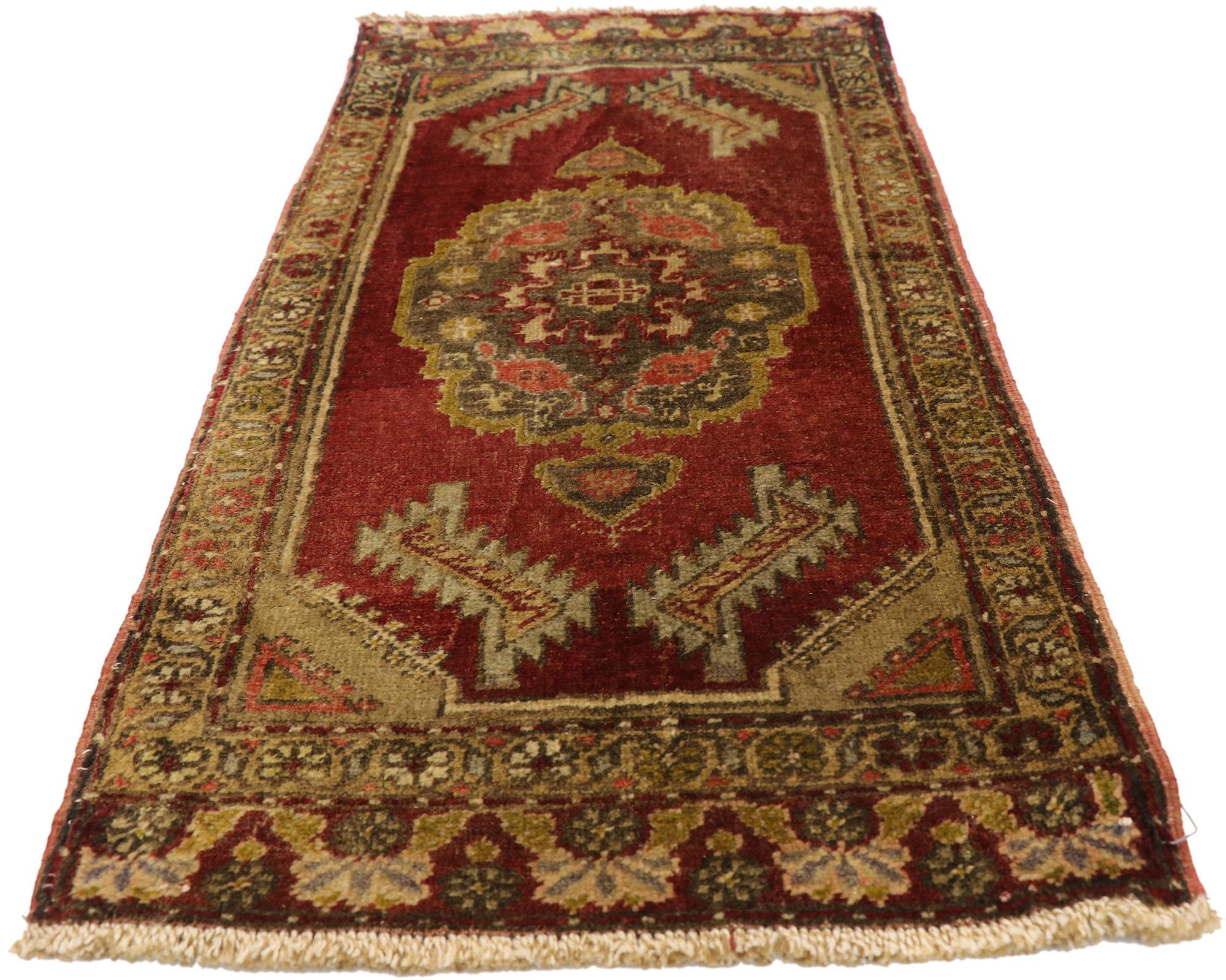 Türkischer Teppich im Vintage-Stil: Timeless Appeal trifft auf stilvolle Langlebigkeit (Oushak) im Angebot