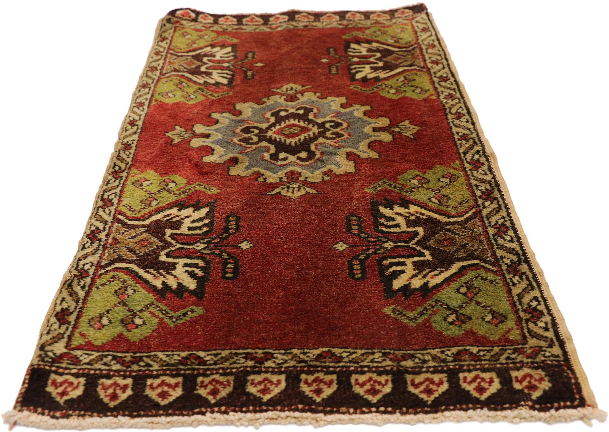 Türkischer Teppich im Vintage-Stil: Timeless Appeal trifft auf stilvolle Langlebigkeit (Oushak) im Angebot