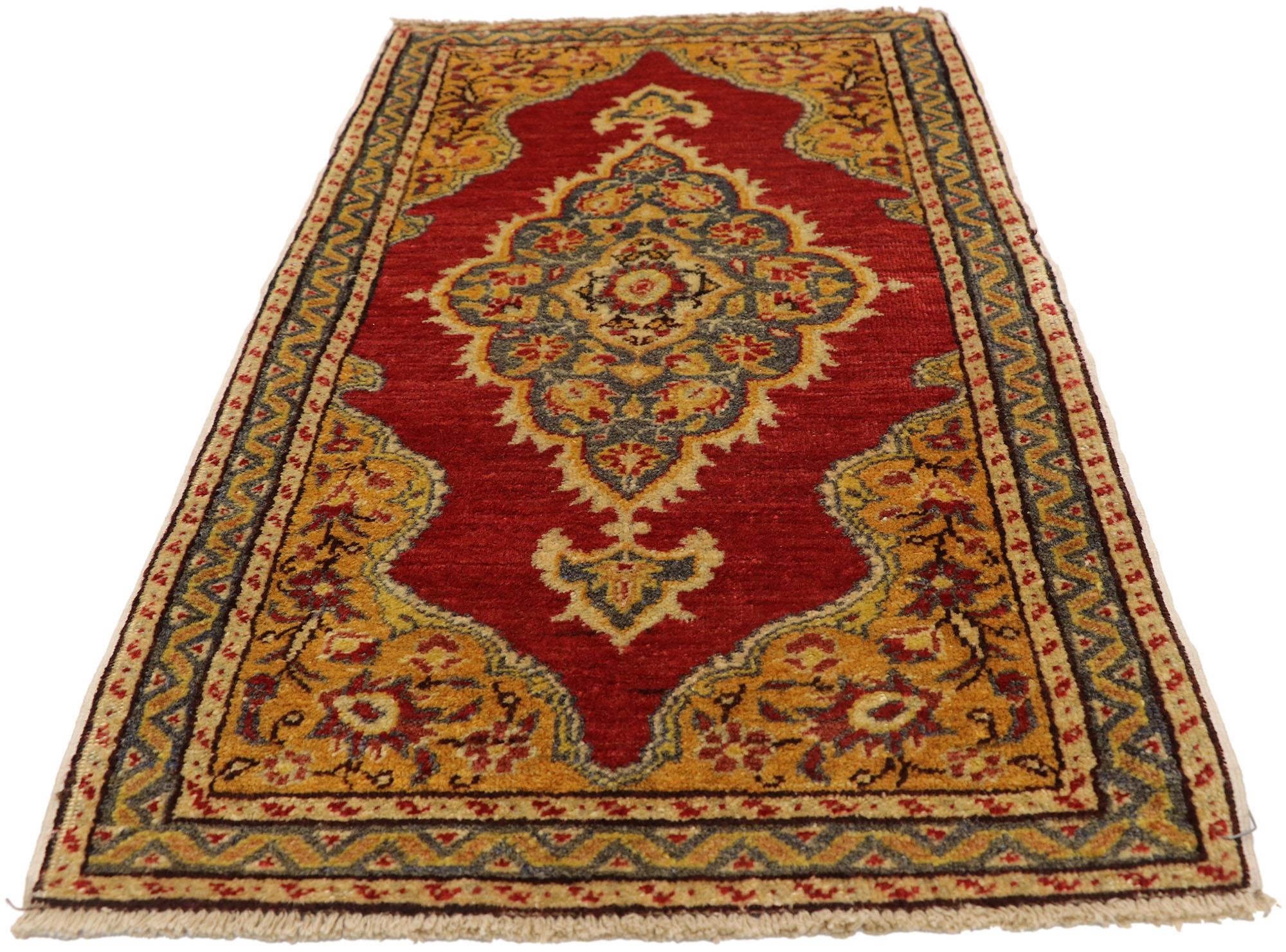 Türkischer Teppich im Vintage-Stil: Timeless Appeal trifft auf stilvolle Langlebigkeit (Oushak) im Angebot