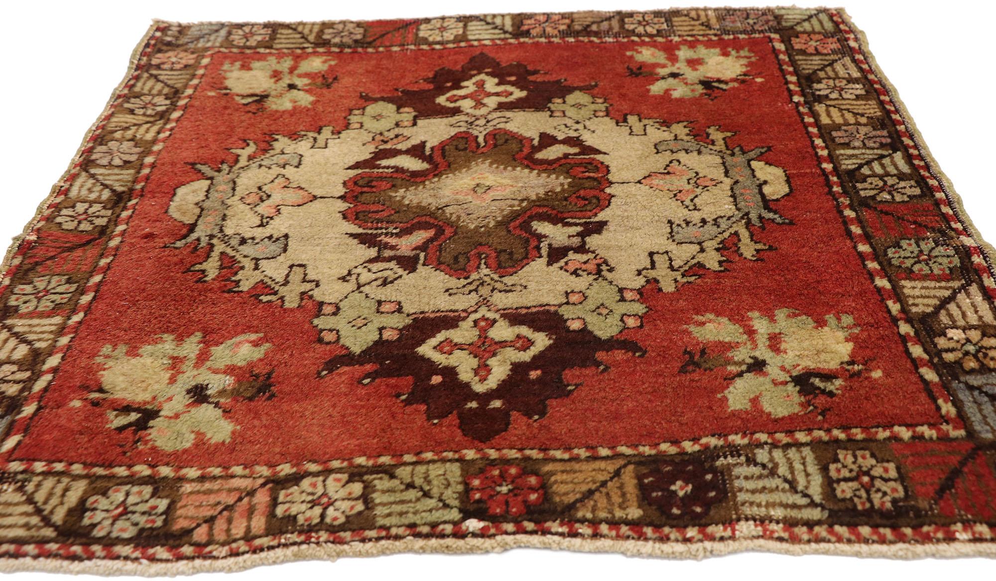 Türkischer Teppich im Vintage-Stil: Timeless Appeal trifft auf stilvolle Langlebigkeit (Oushak) im Angebot