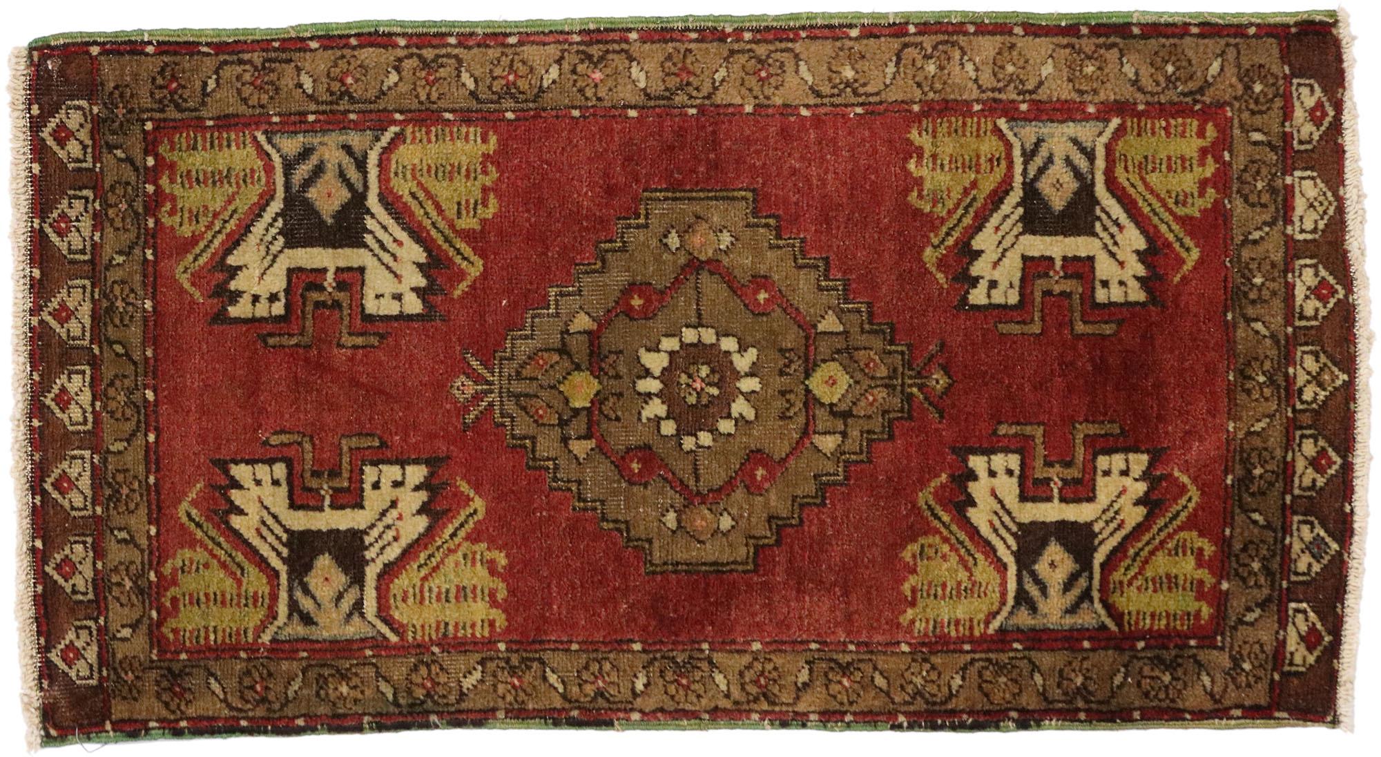 Türkischer Teppich im Vintage-Stil: Timeless Appeal trifft auf stilvolle Langlebigkeit (Oushak) im Angebot