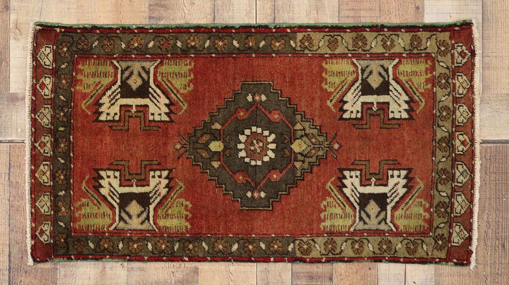 Türkischer Teppich im Vintage-Stil: Timeless Appeal trifft auf stilvolle Langlebigkeit (Oushak) im Angebot
